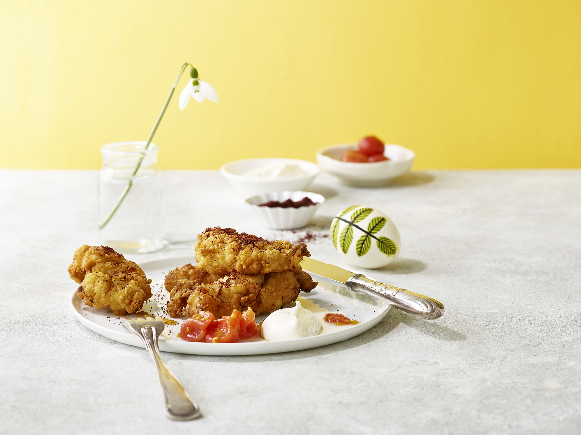 Dybstegt kylling med yoghurt og syltede tomater