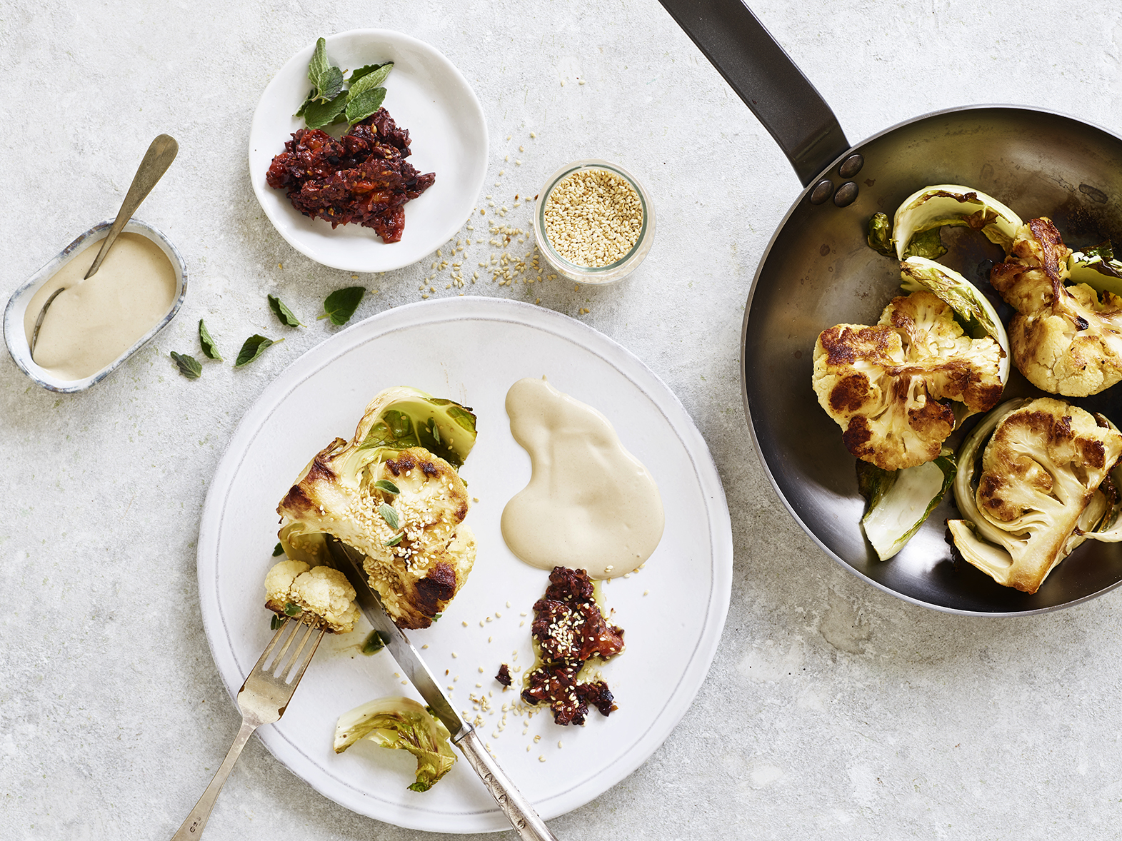 Ristet blomkål med tahindressing og olivenpuré