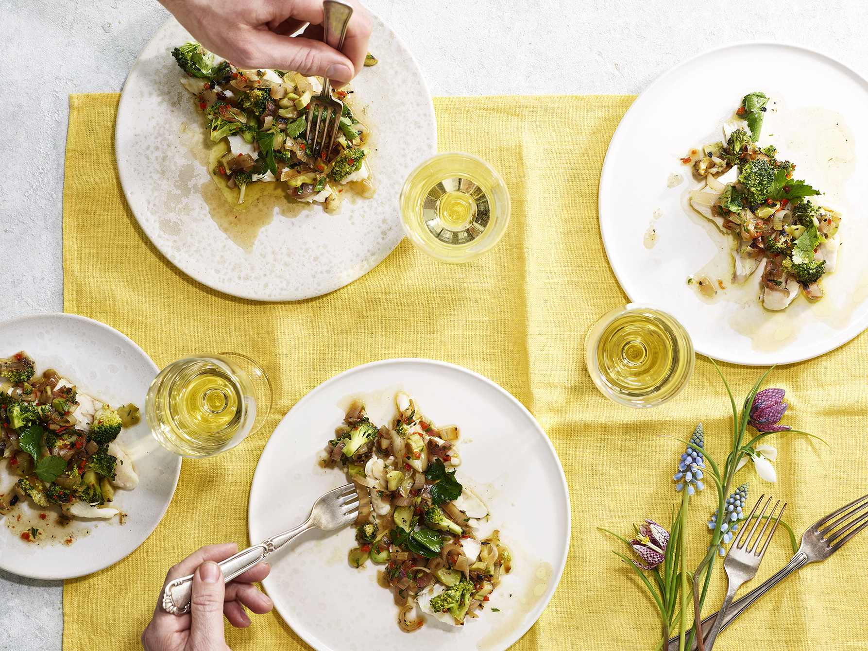 Saltet og bagt fisk med grillede løg og broccoli