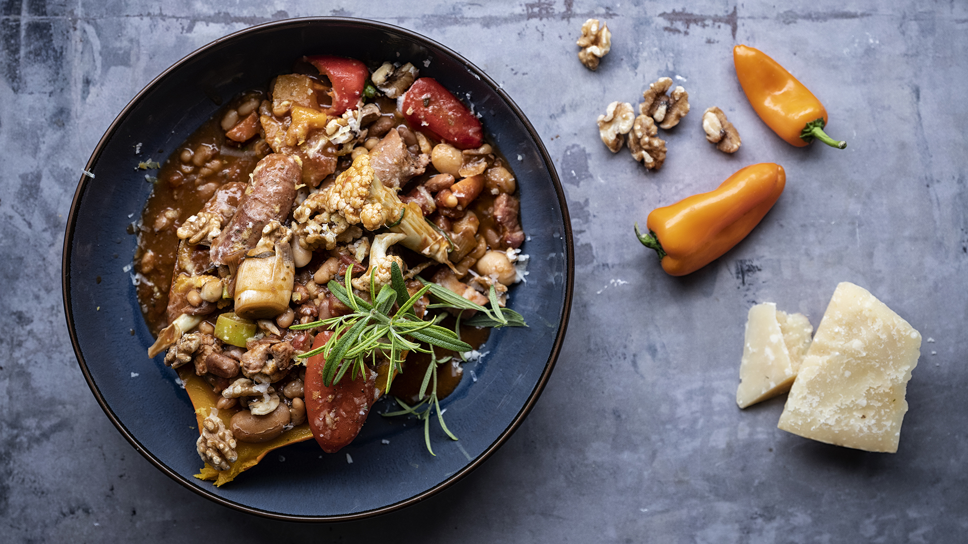 Bagt hokkaido græskar med ribollita og stegte pølser