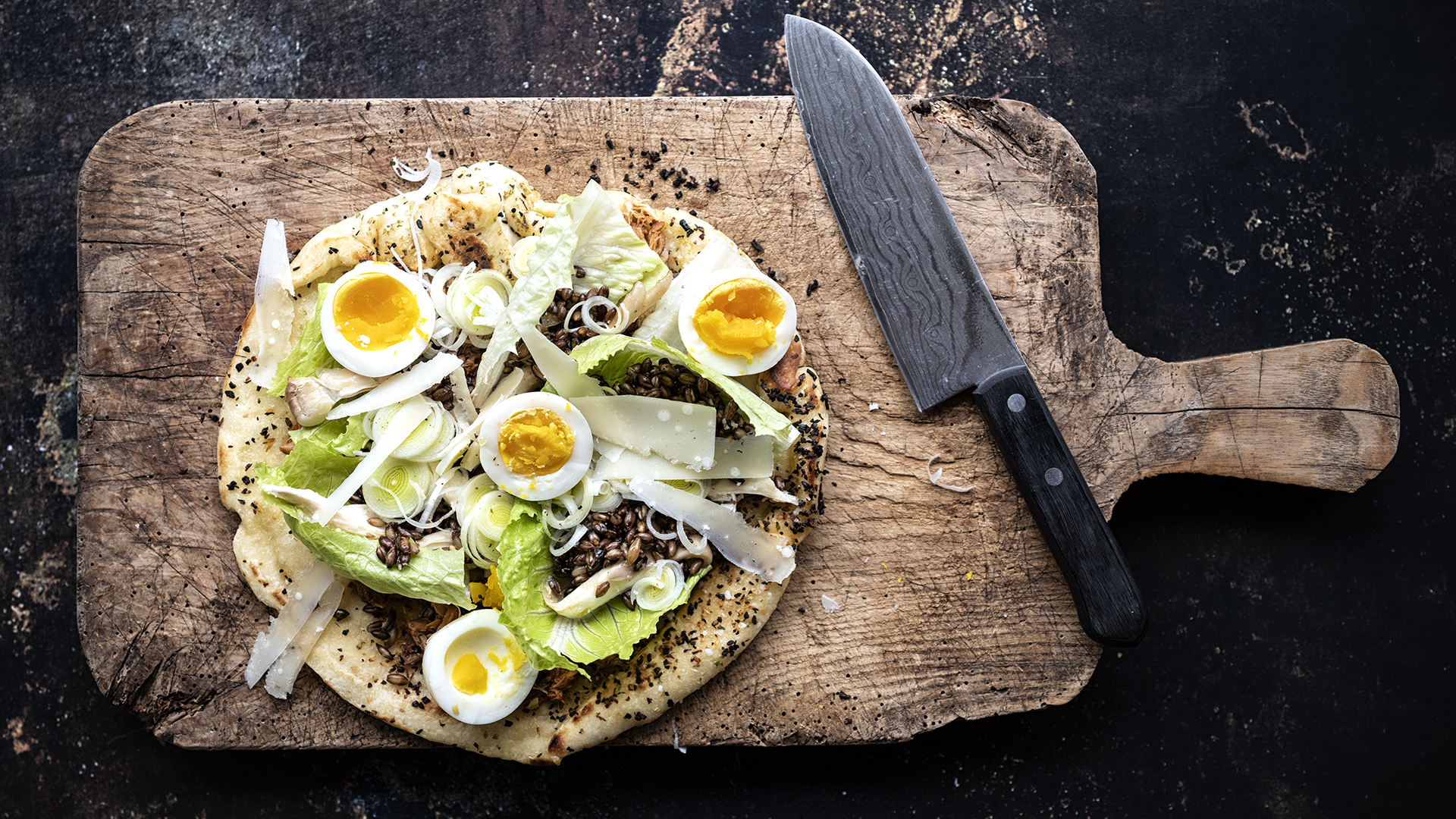 Pizza med makrel, æg og østershatte