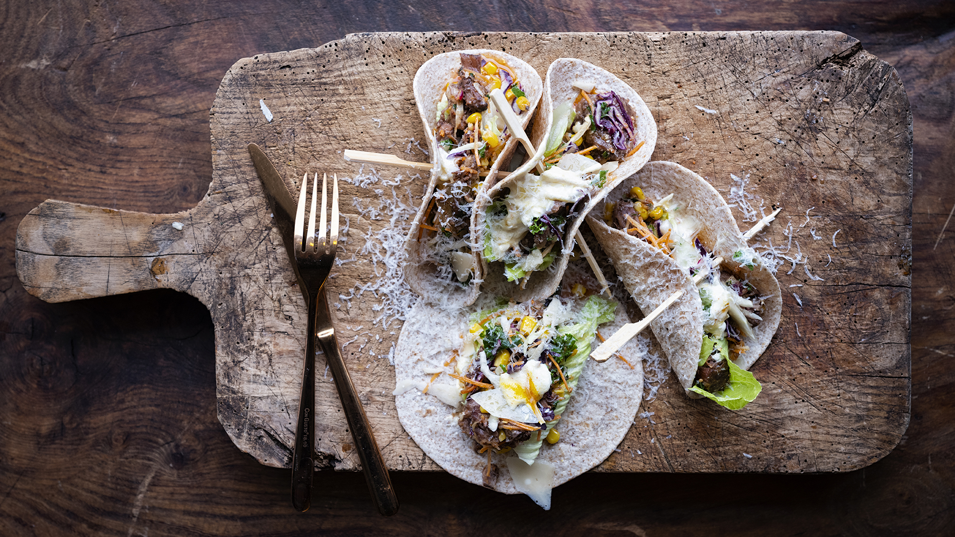 Wraps med oksehale, kål og hjemmelavet dressing