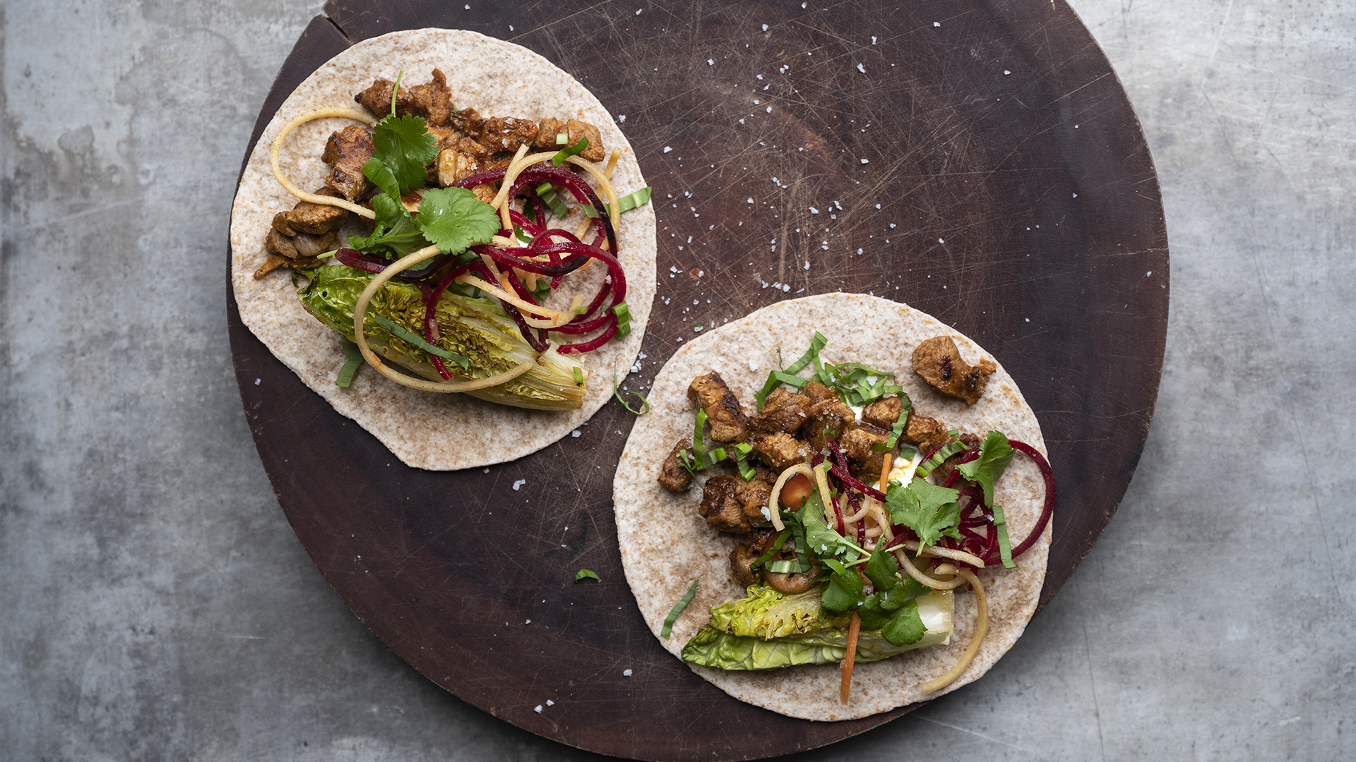 Tortillas med lam, grøntsagsspaghetti og dressing
