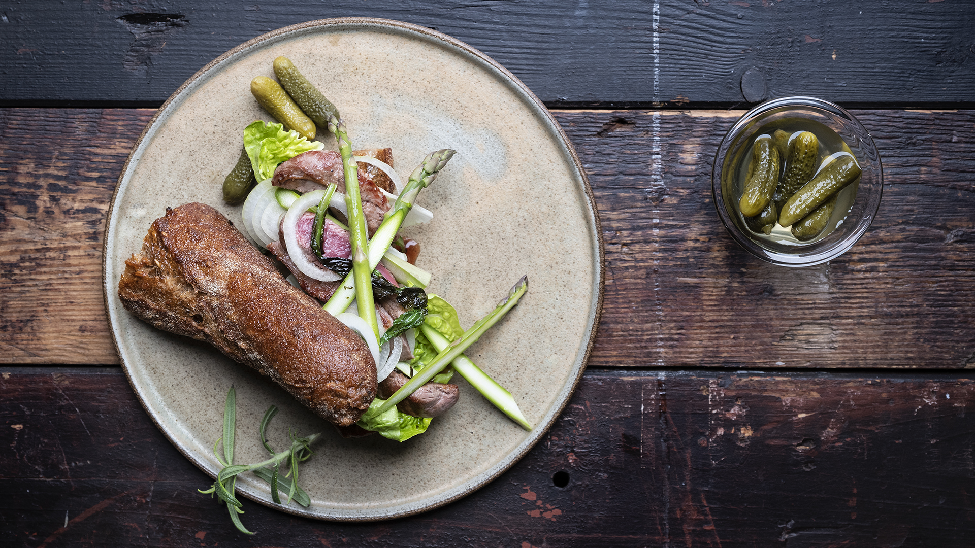 Sandwich med lammemørbrad, asparges og ramsløg