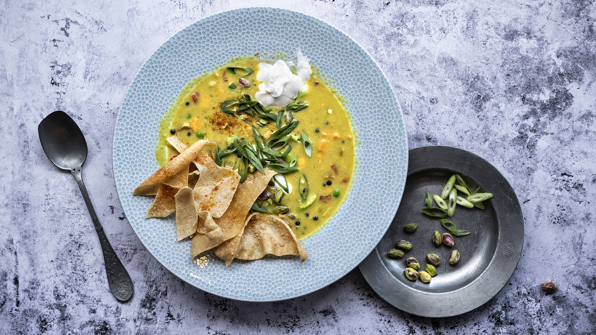 Karrysuppe med grøntsager og kikærter