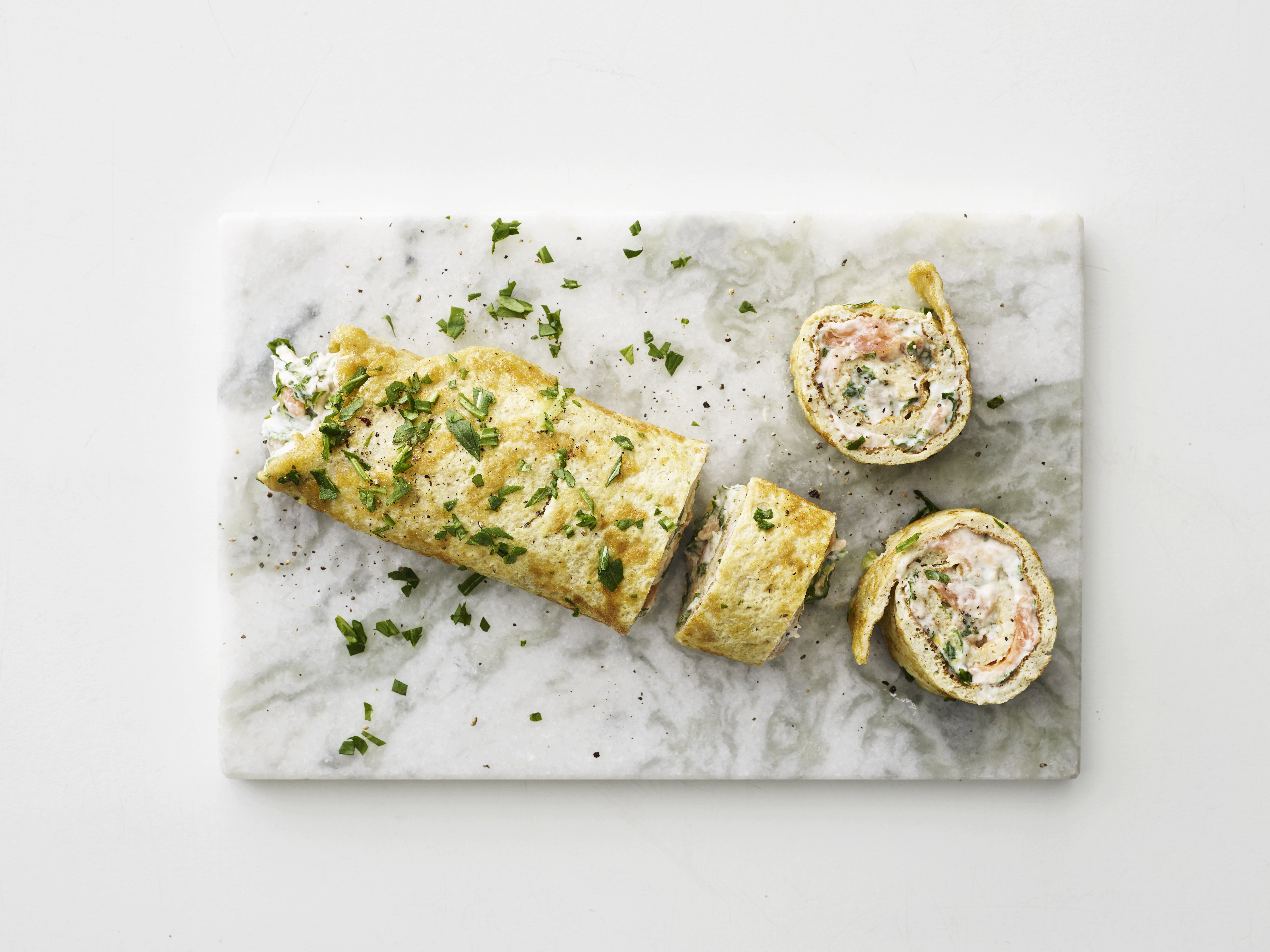 Æggerulle med laks og rucola