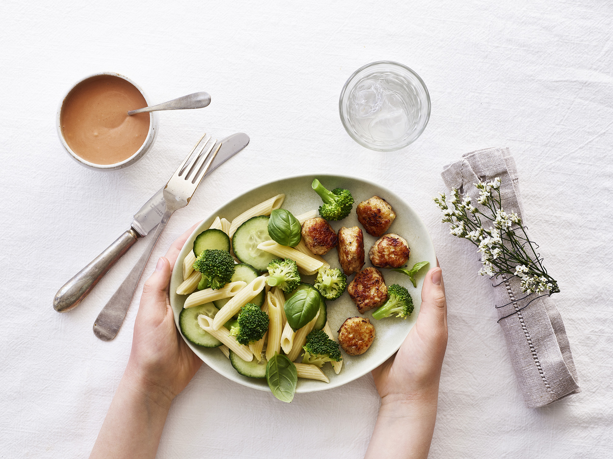Kyllingekødboller med pastasalat og mild tomatdressing