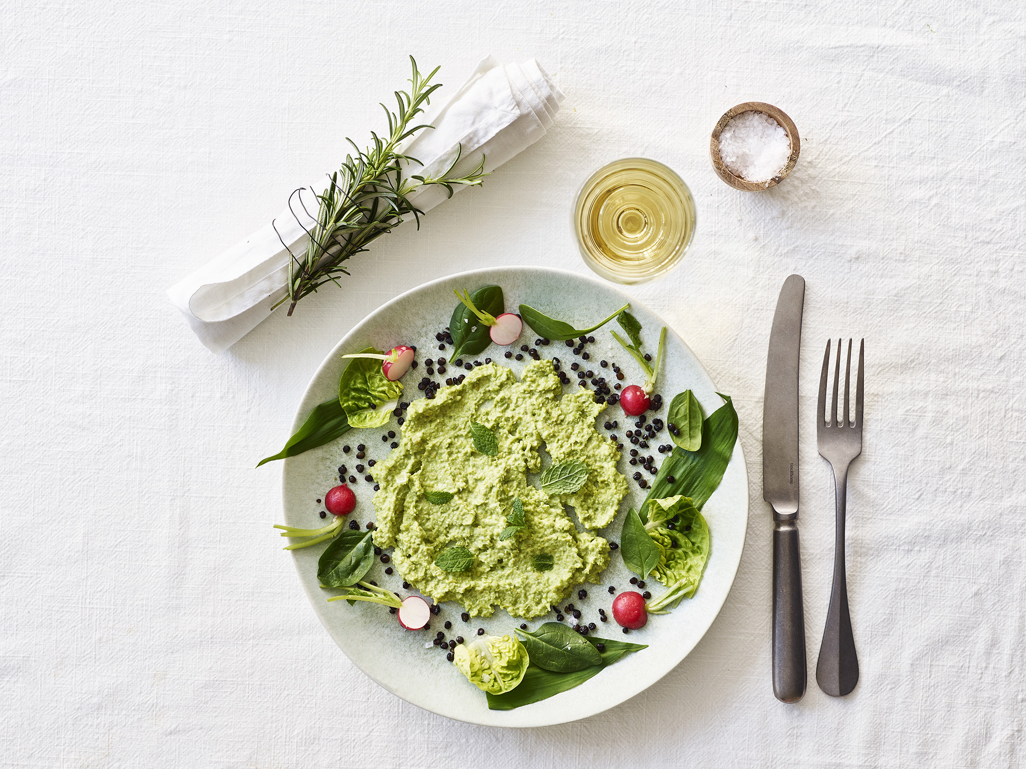 Ærtepuré med forårsgrønt og sprøde linser