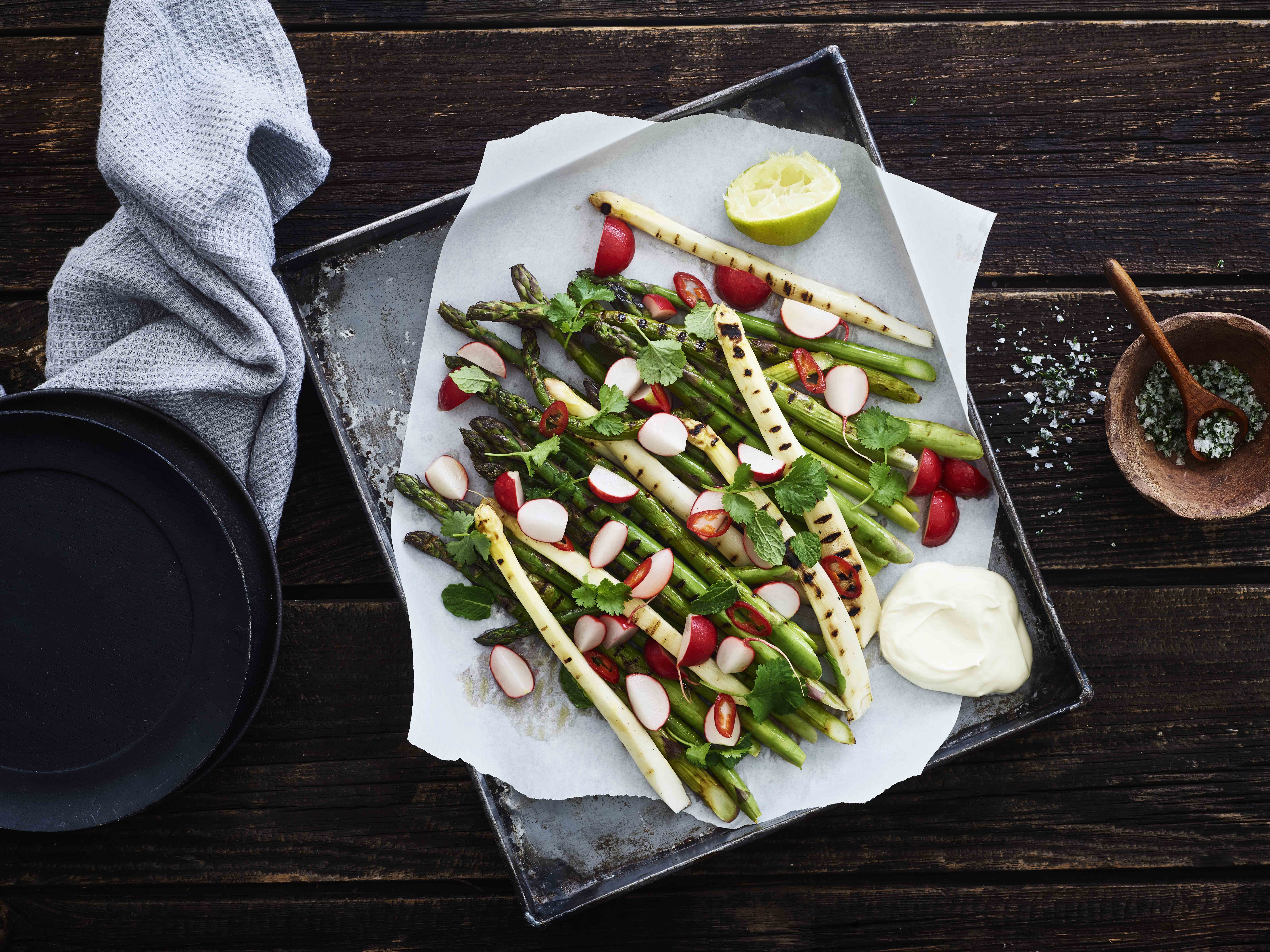 Grillede asparges med radisesalsa og cremefraiche