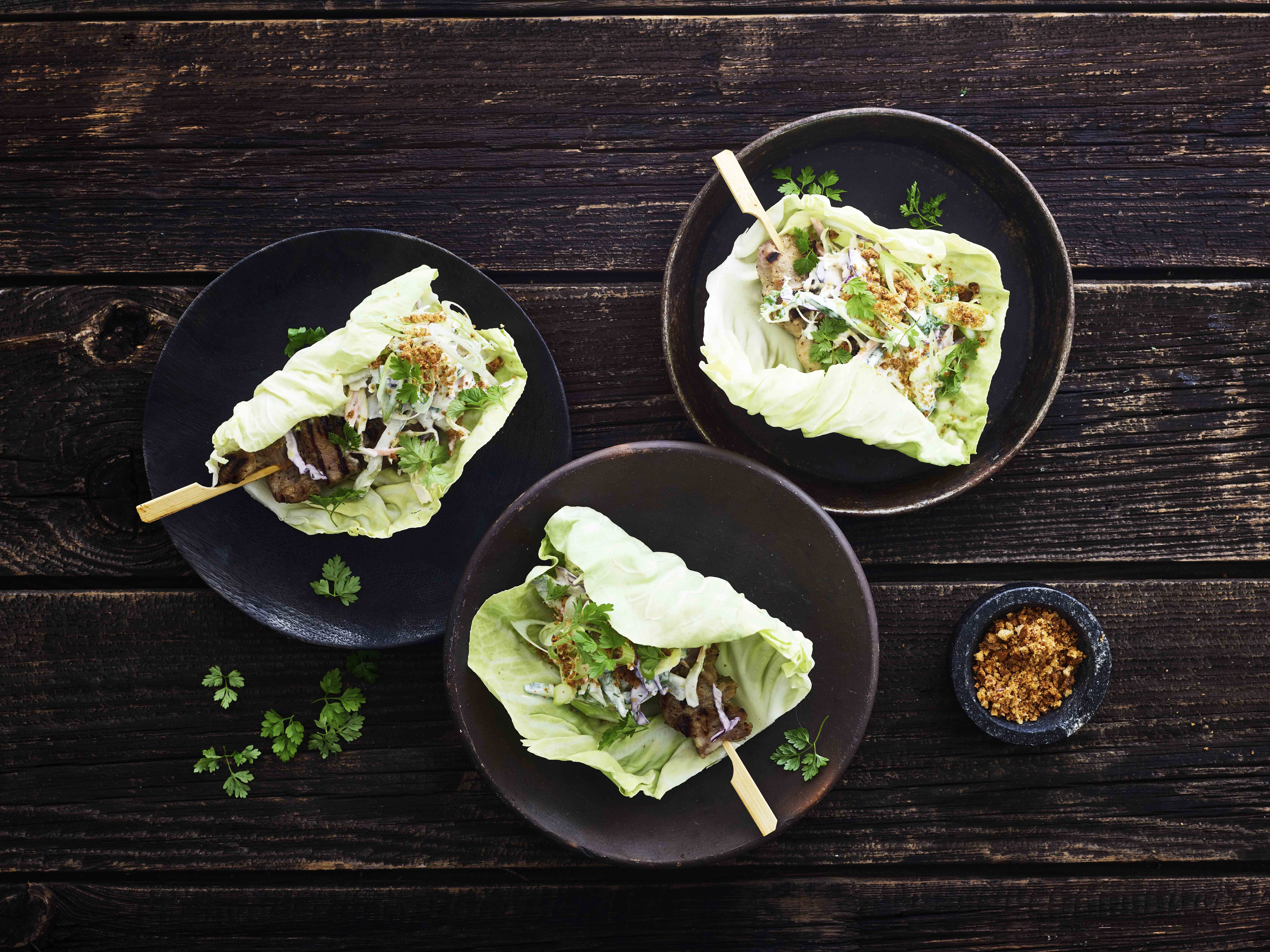 Marineret gris i kålblad med slaw