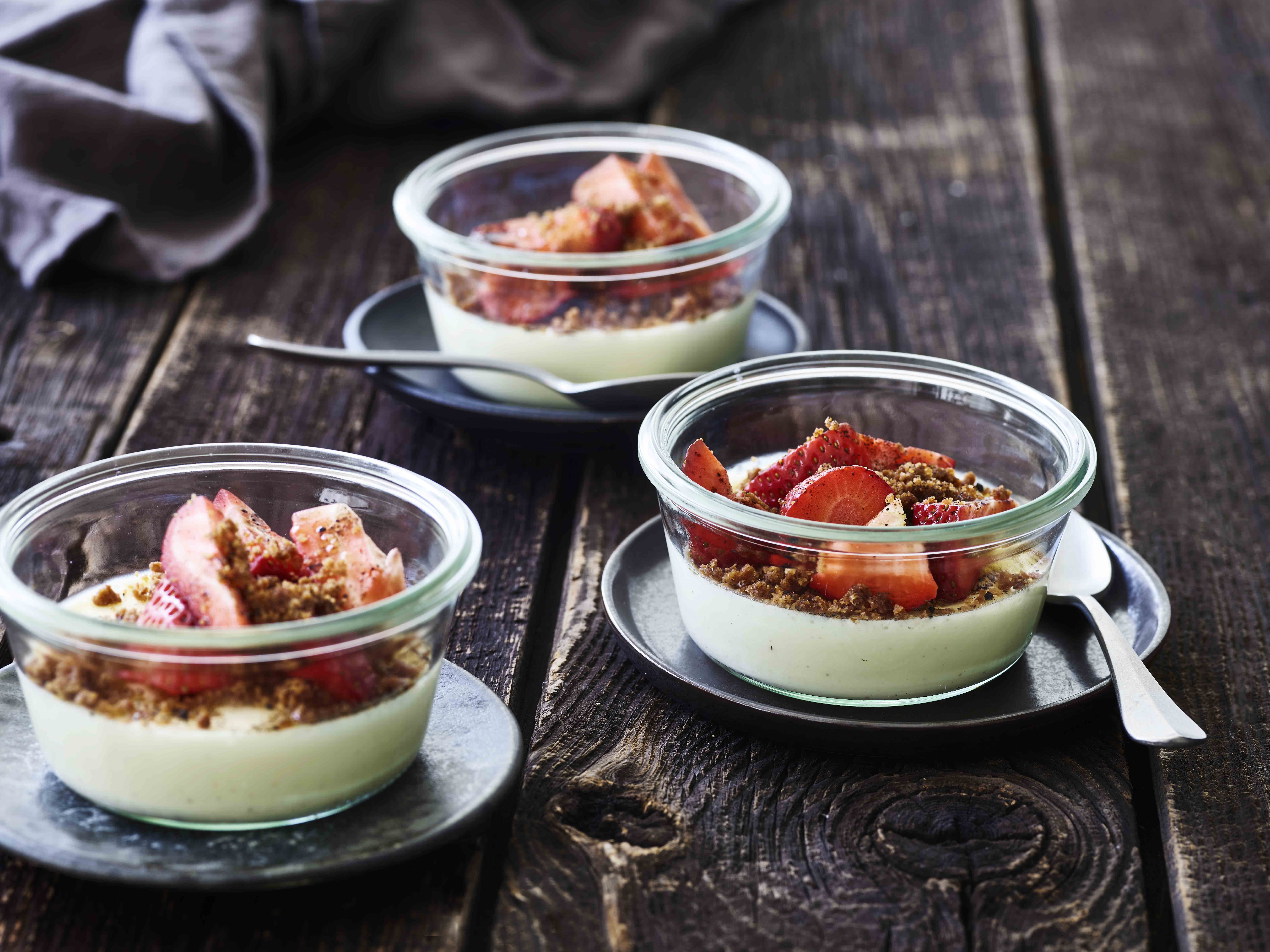 Hvid chokolademousse med jordbær og knas