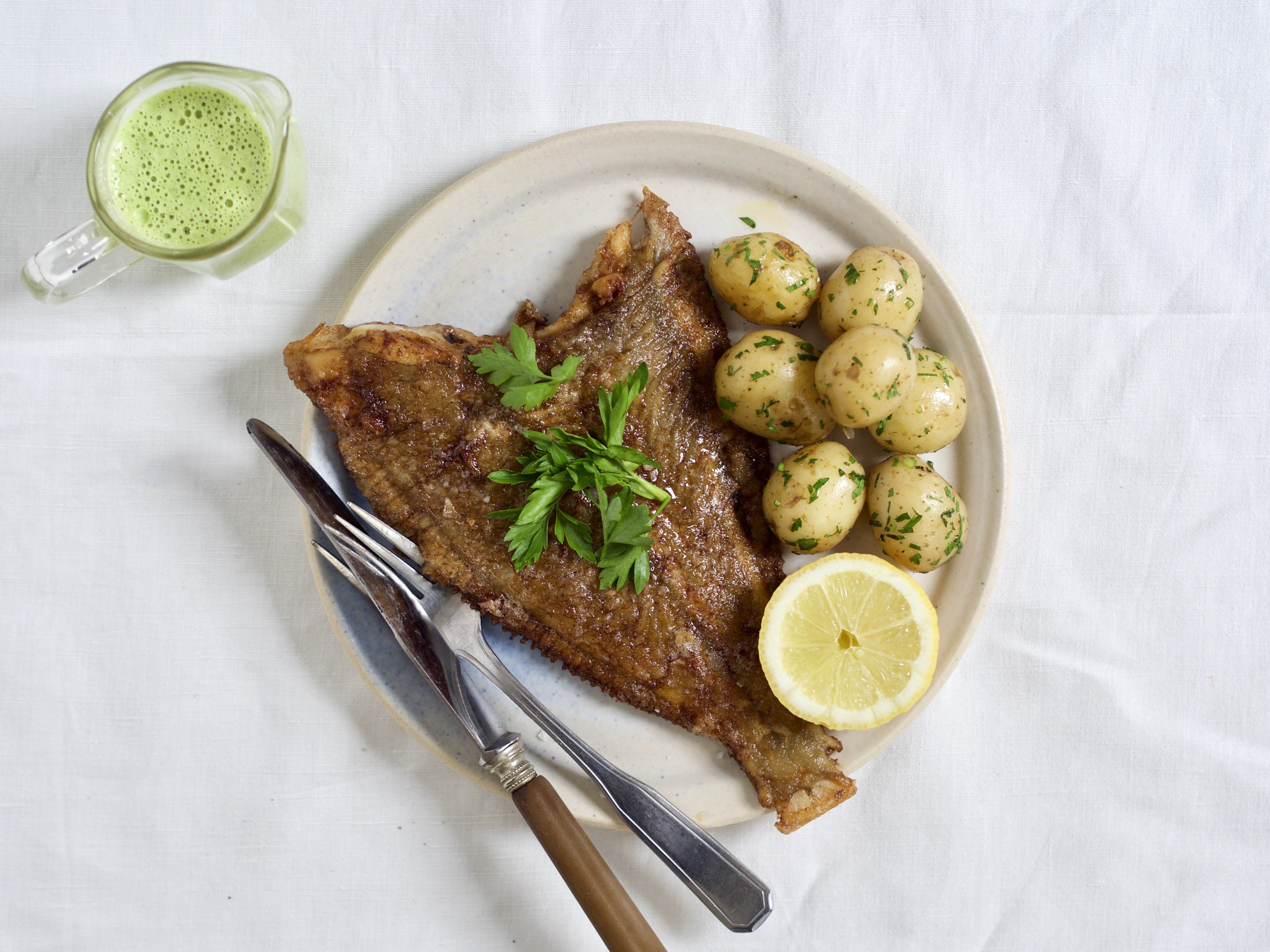 Klassisk rødspætte med kartofler og grøn persillesovs