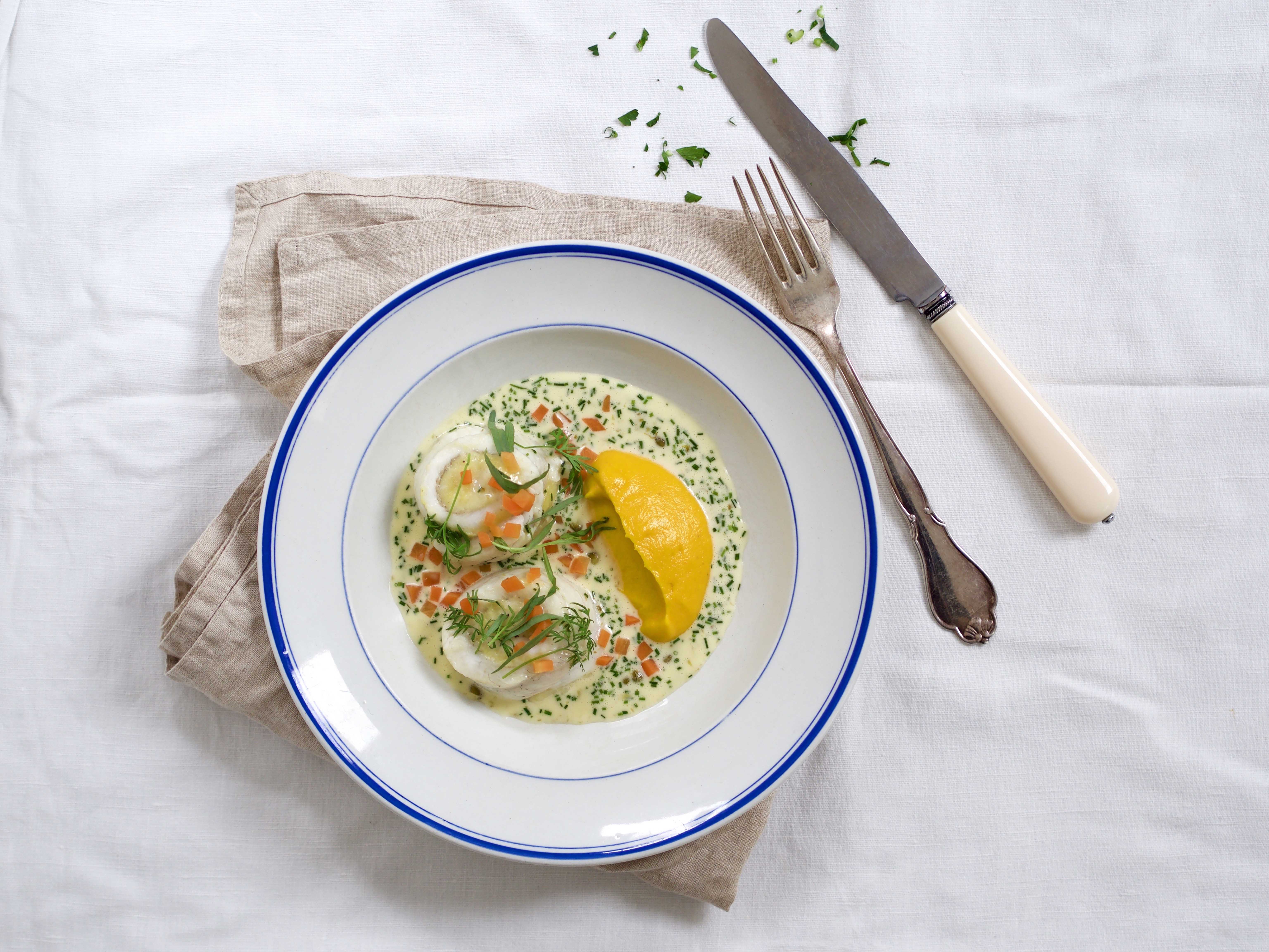 Farseret rødspætte med urtesmørsovs og gulerodspuré