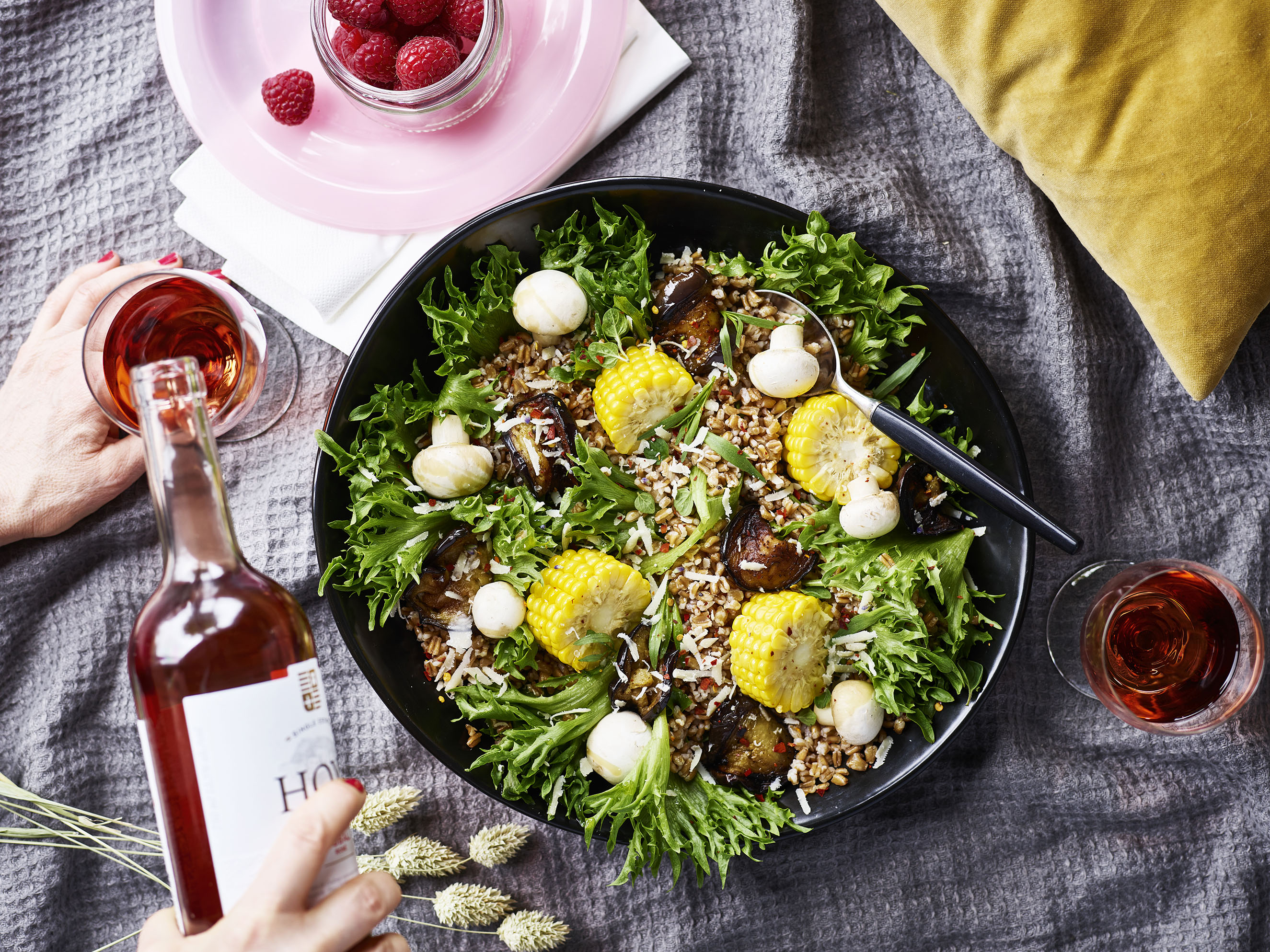 Fyldig salat med stegt aubergine og majs