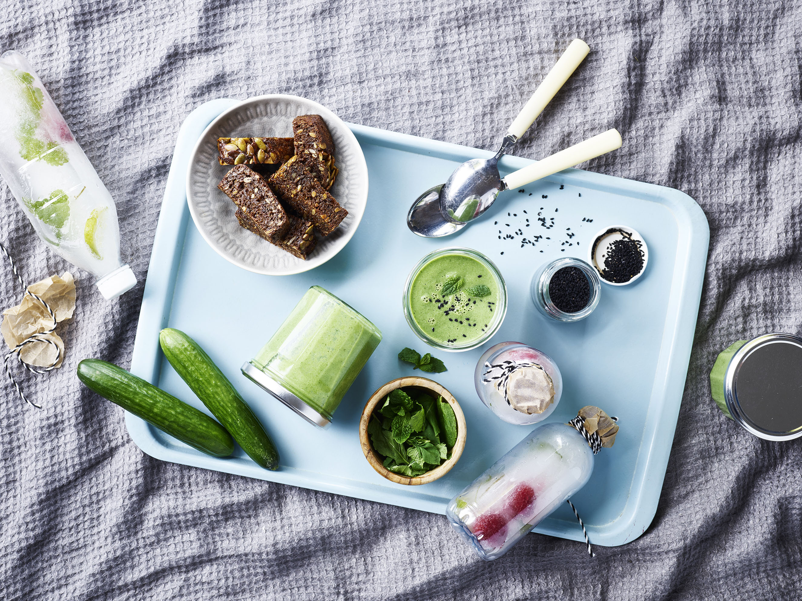 Kold grøntsagssuppe med smørstegte rugbrødshumpler