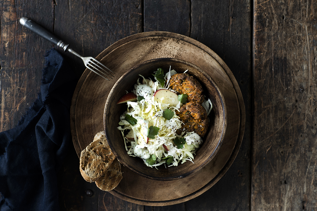 Kikærtebøffer med søde kartofler og spidskålssalat