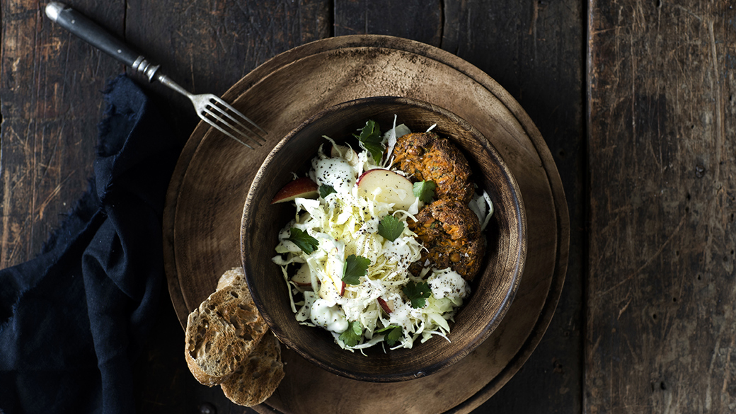 Kikærtebøffer med søde kartofler og spidskålssalat