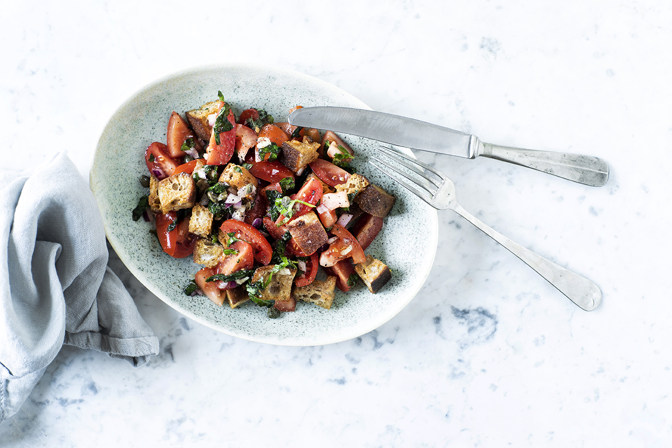Panzanellasalat med fuldkornsbrød