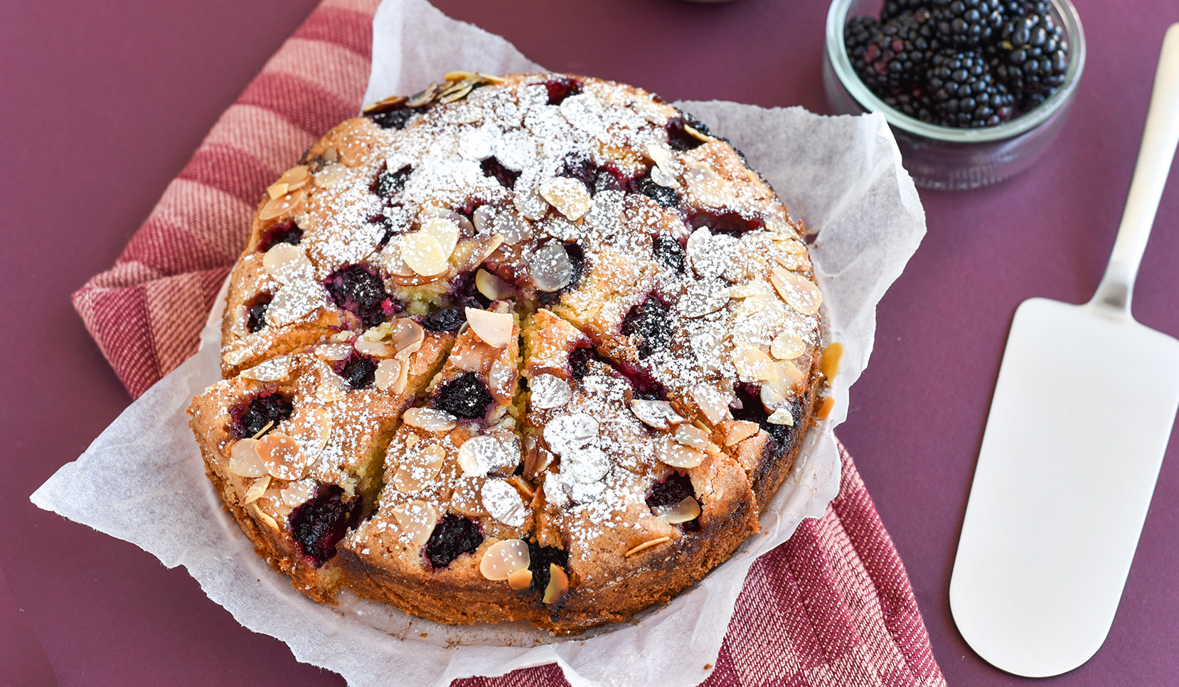 Nem brombærkage med marcipan