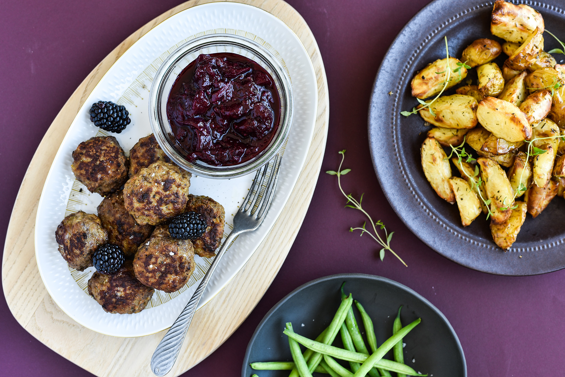Oksefrikadeller med brombær-chutney