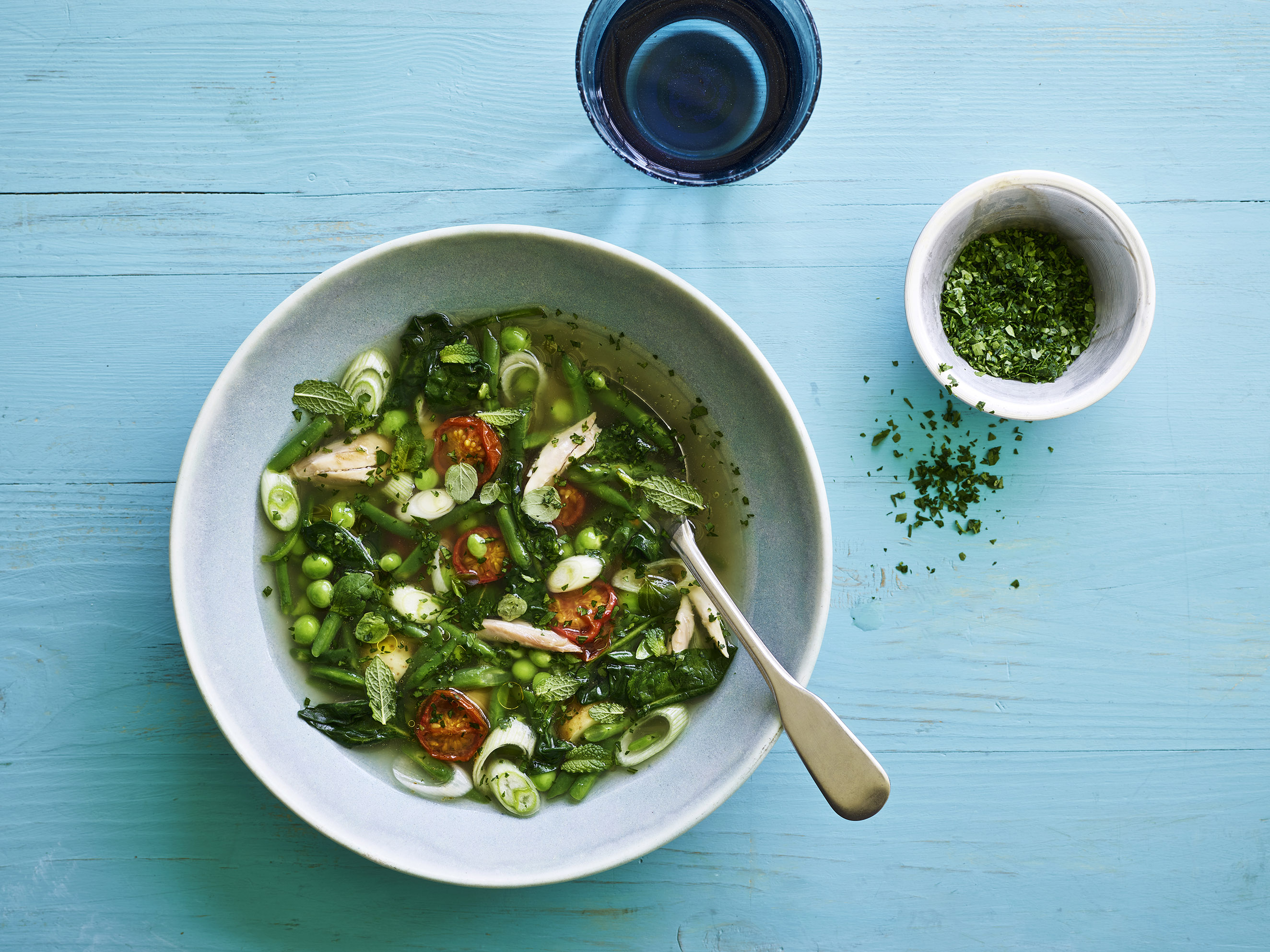 Sommersuppe med kylling, grønt og citron