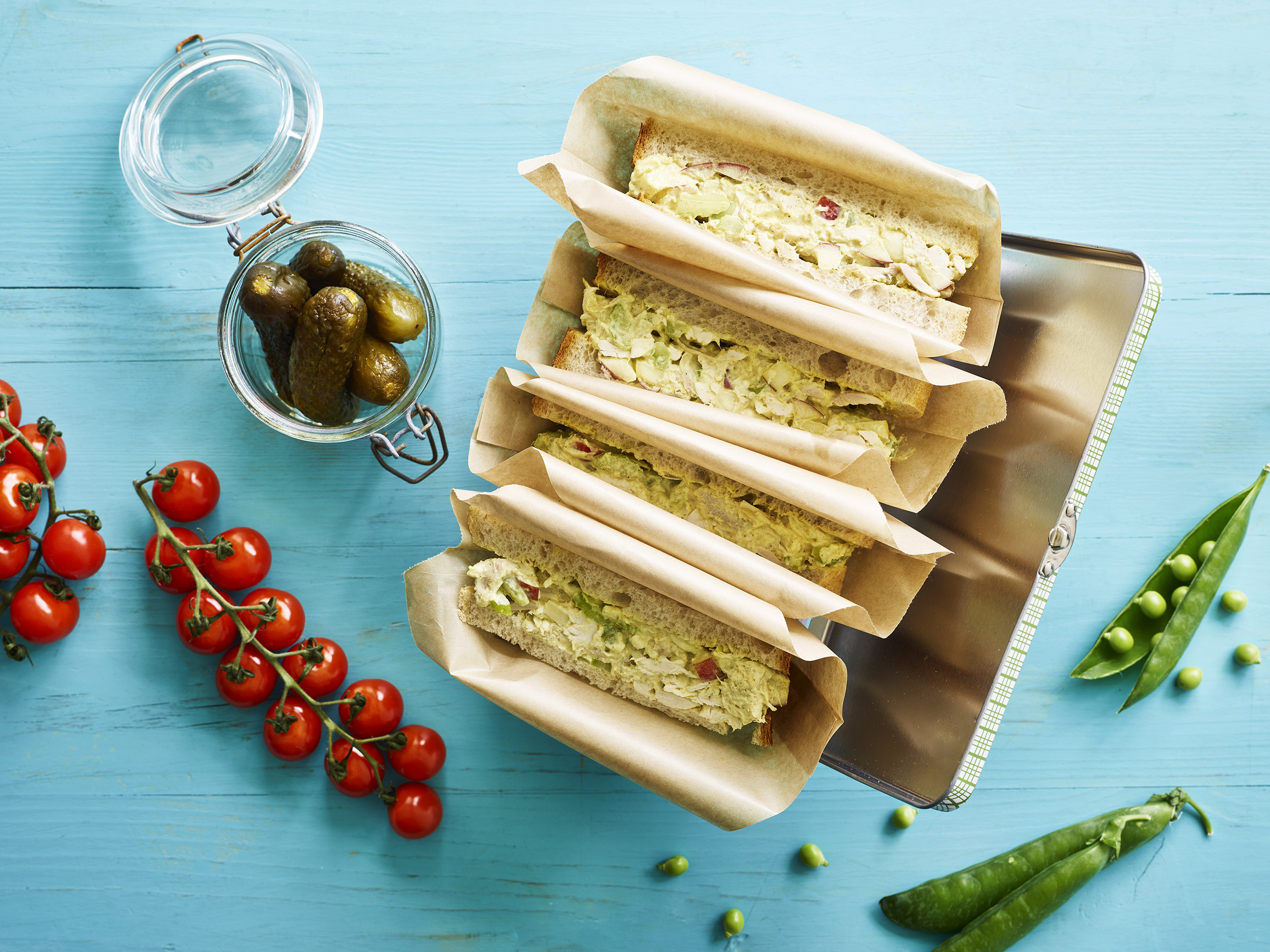 Sandwich med hønsesalat, karry, bladselleri og æbler