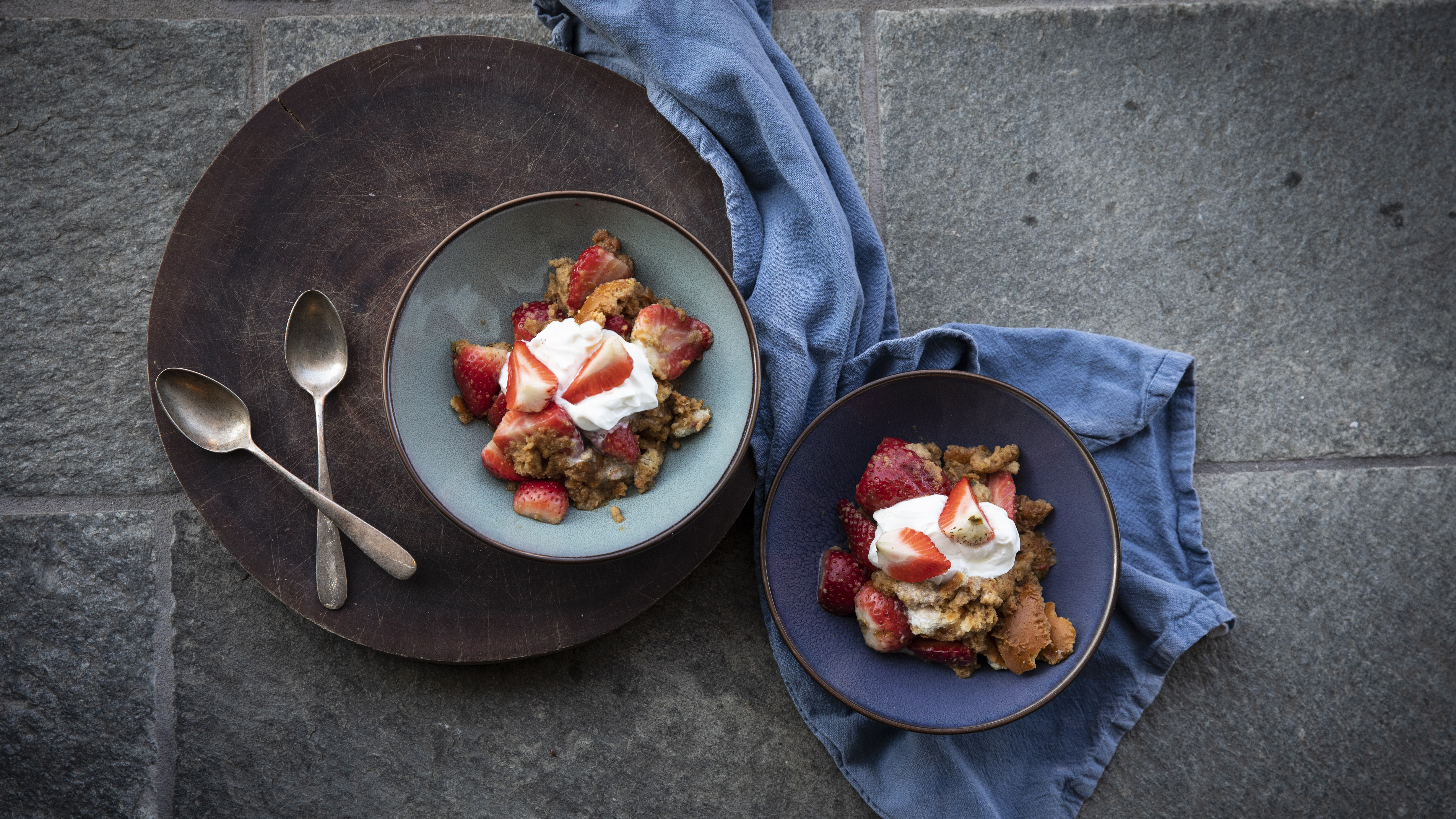 Jordbærdessert med sprøde tvebakker