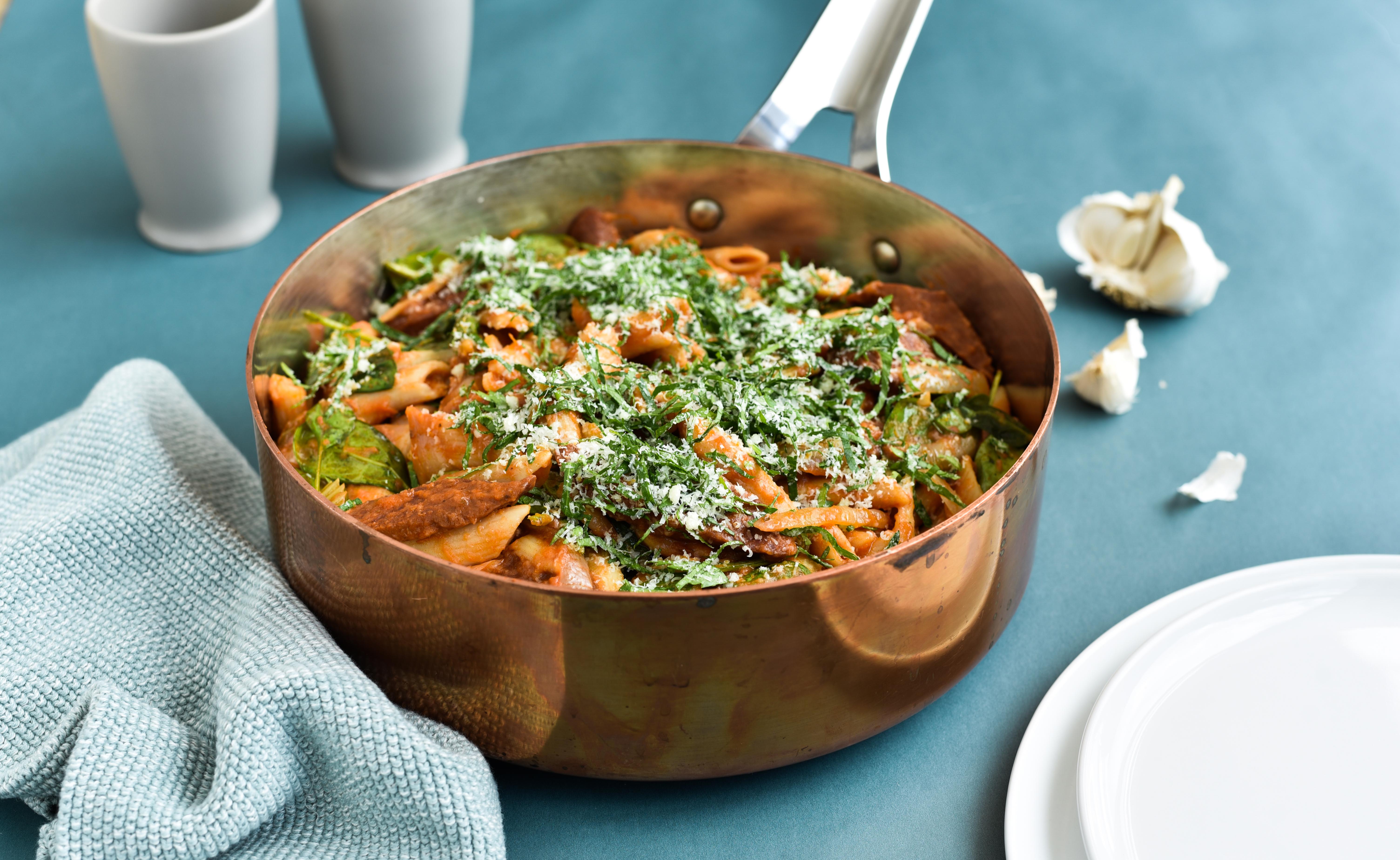 One-pot pasta med spinat, pølse og hvidløgsdrys