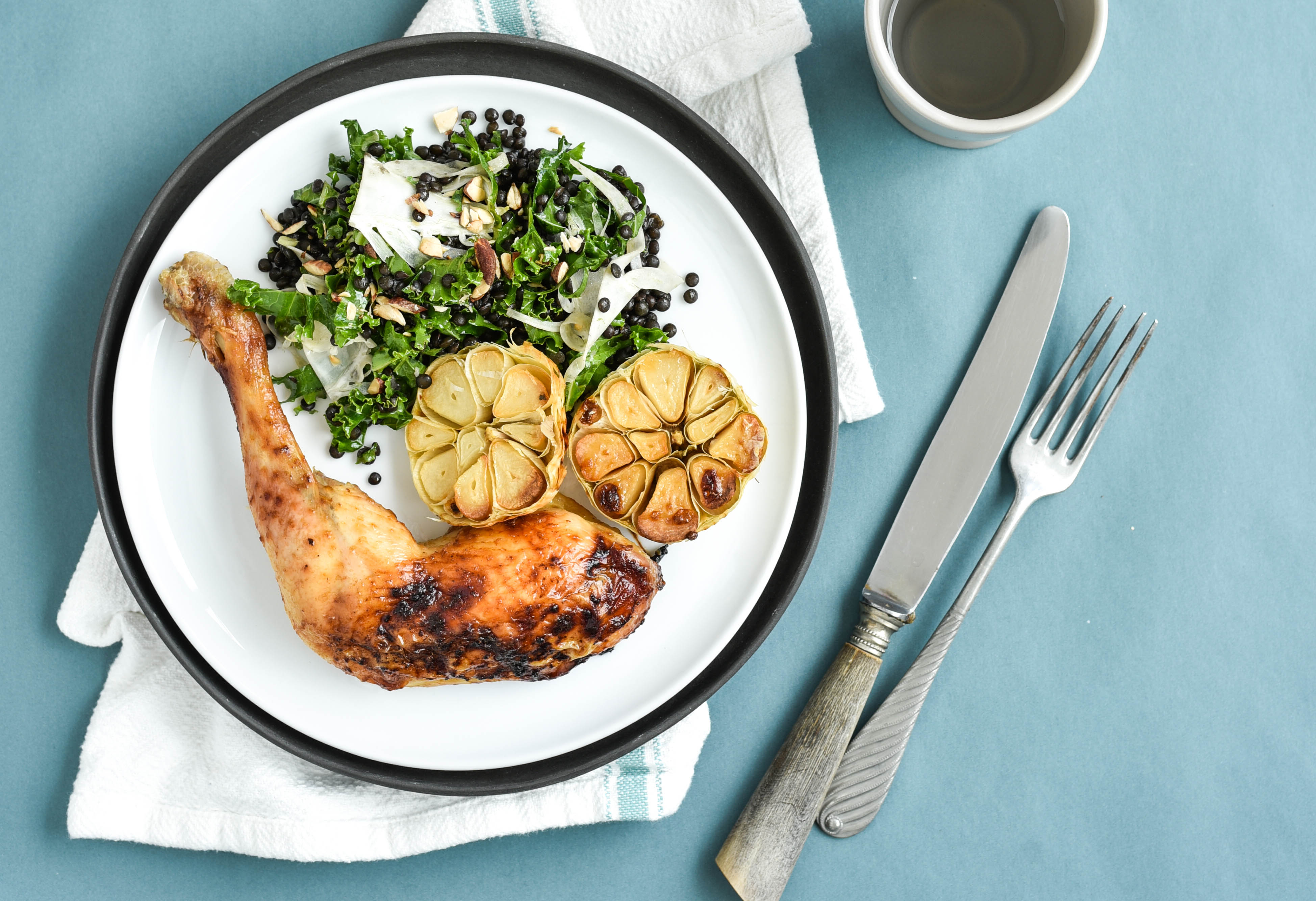 2-i-1 hvidløgsmarinade og salatdressing – ovnstegt kylling med linsesalat