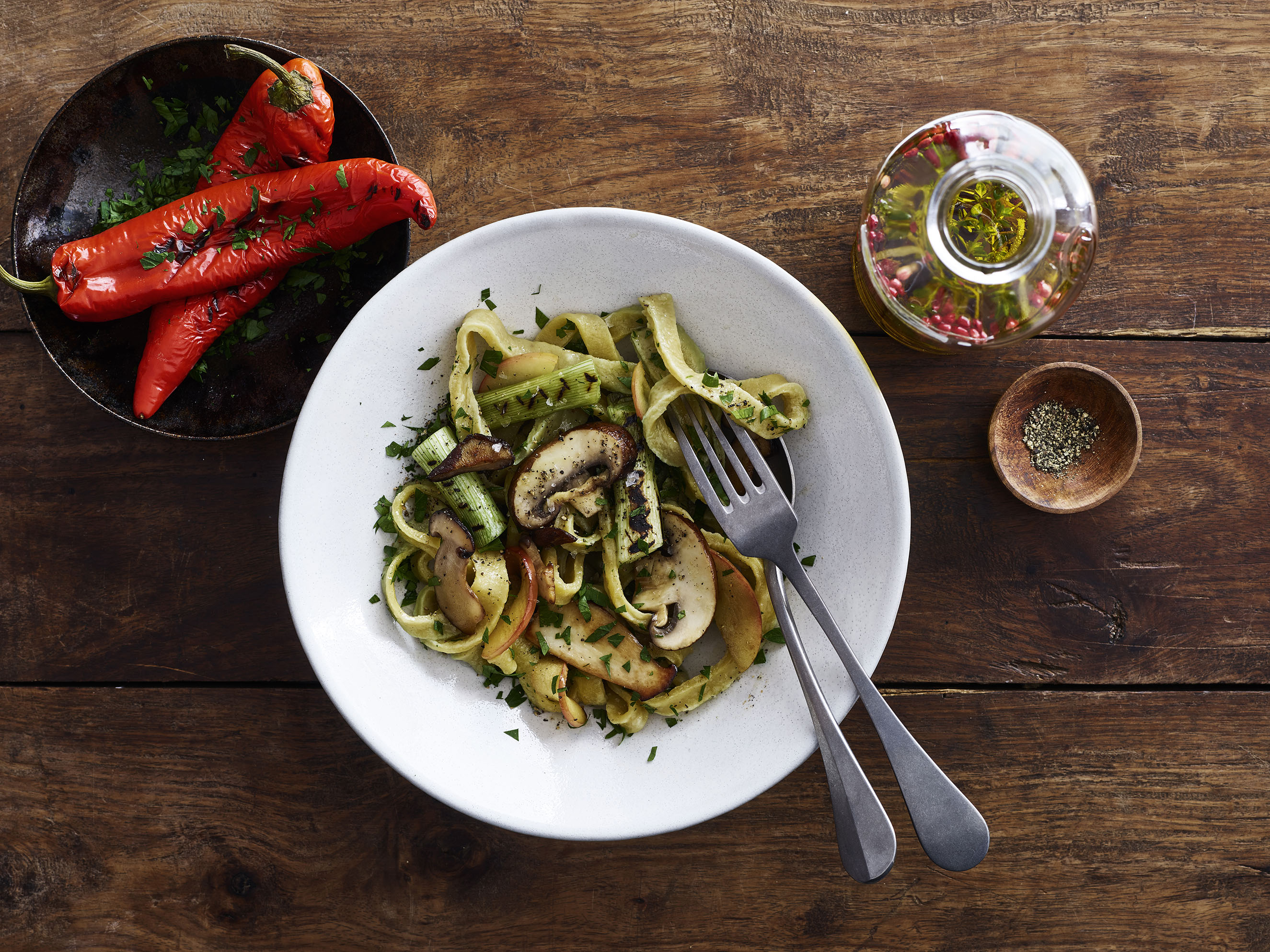 Hjemmelavet pasta med svampe og æbler