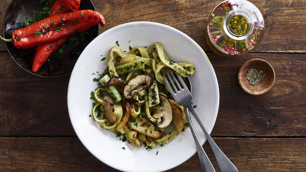 Hjemmelavet pasta med svampe og æbler