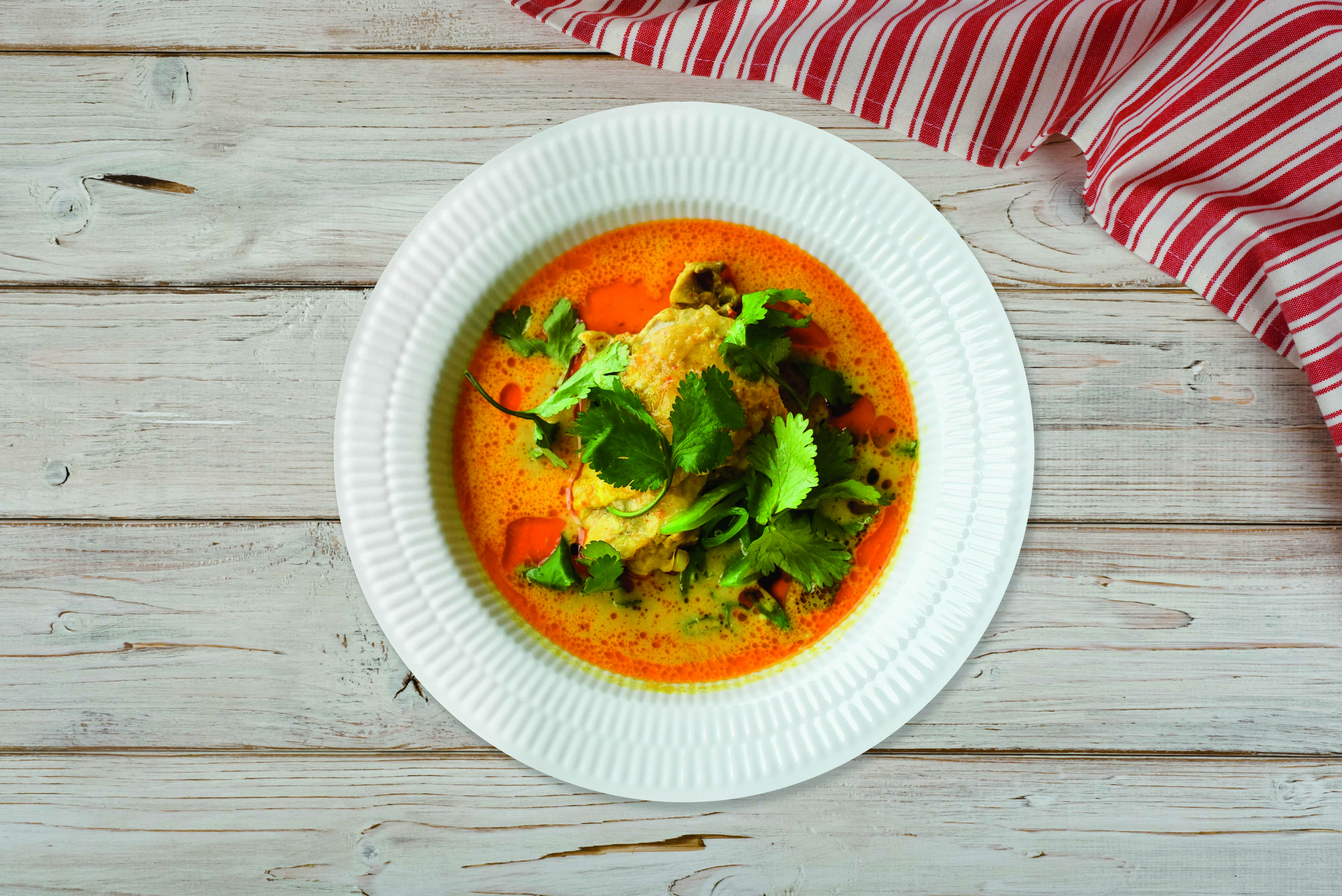 Spicy kylling i rød karrysuppe