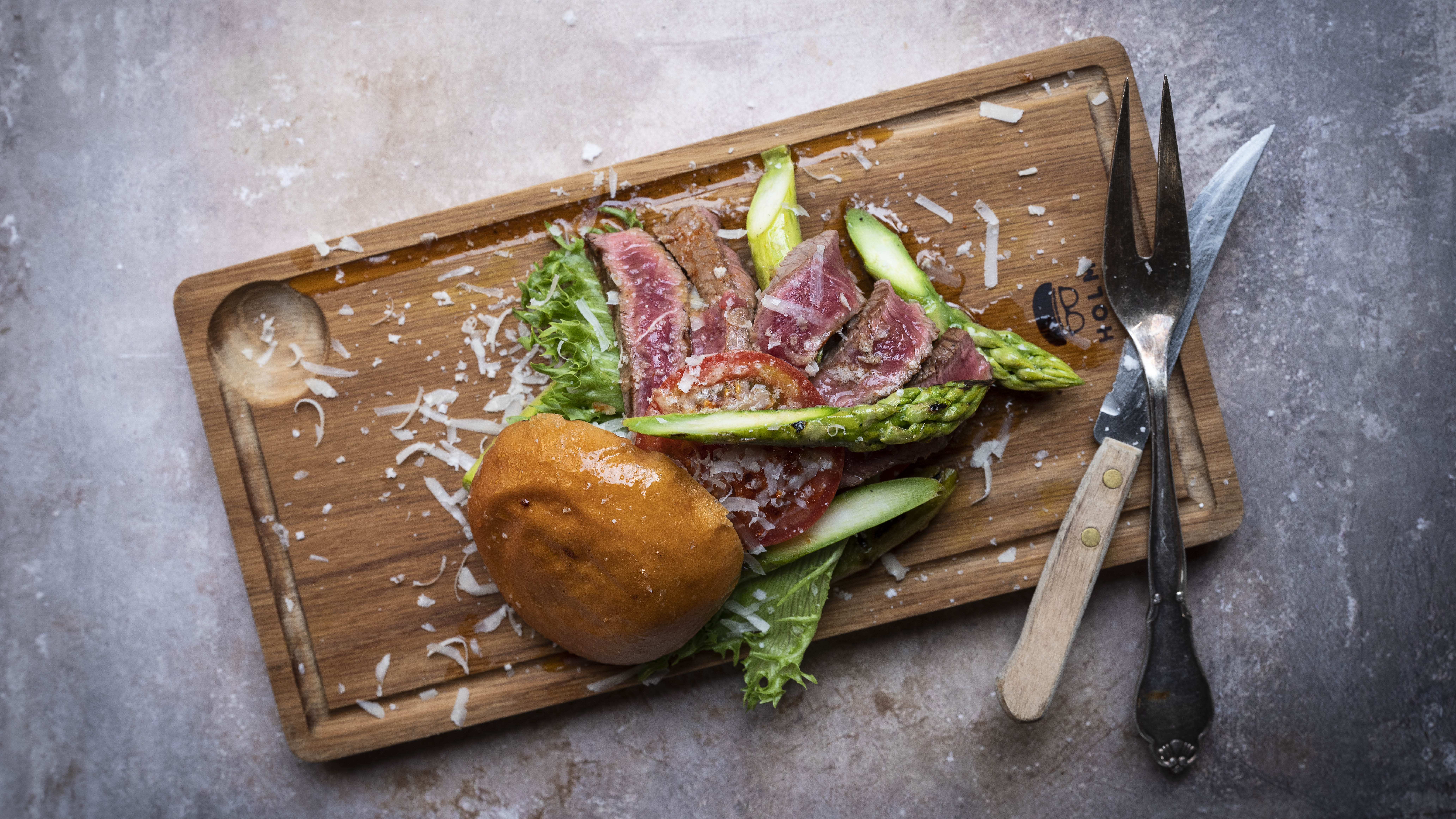 Luksus burger med bøf, asparges og brioche bolle