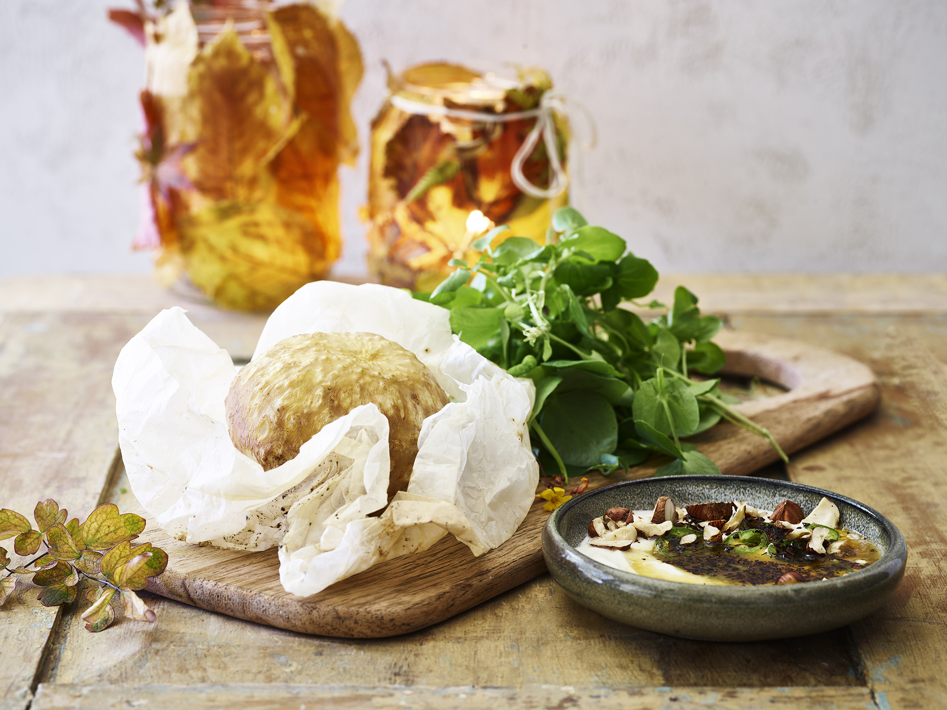 Bagt selleri med yoghurt, chili, krydderurter og brunet smør