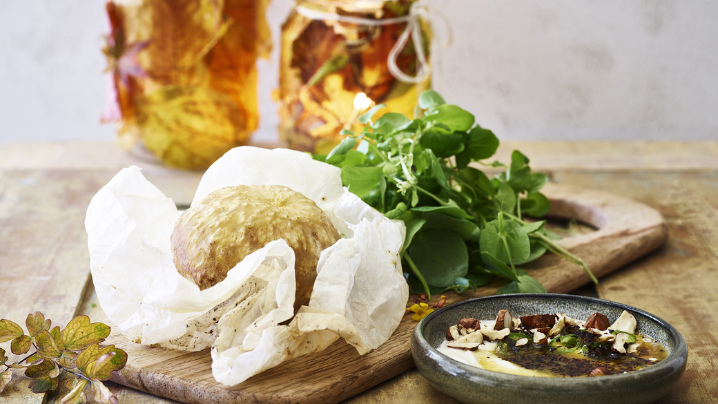 Bagt selleri med yoghurt, chili, krydderurter og brunet smør