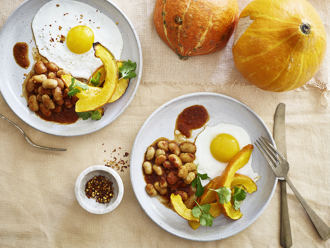 Råstegt græskar med hurtig harissa og stegt æg