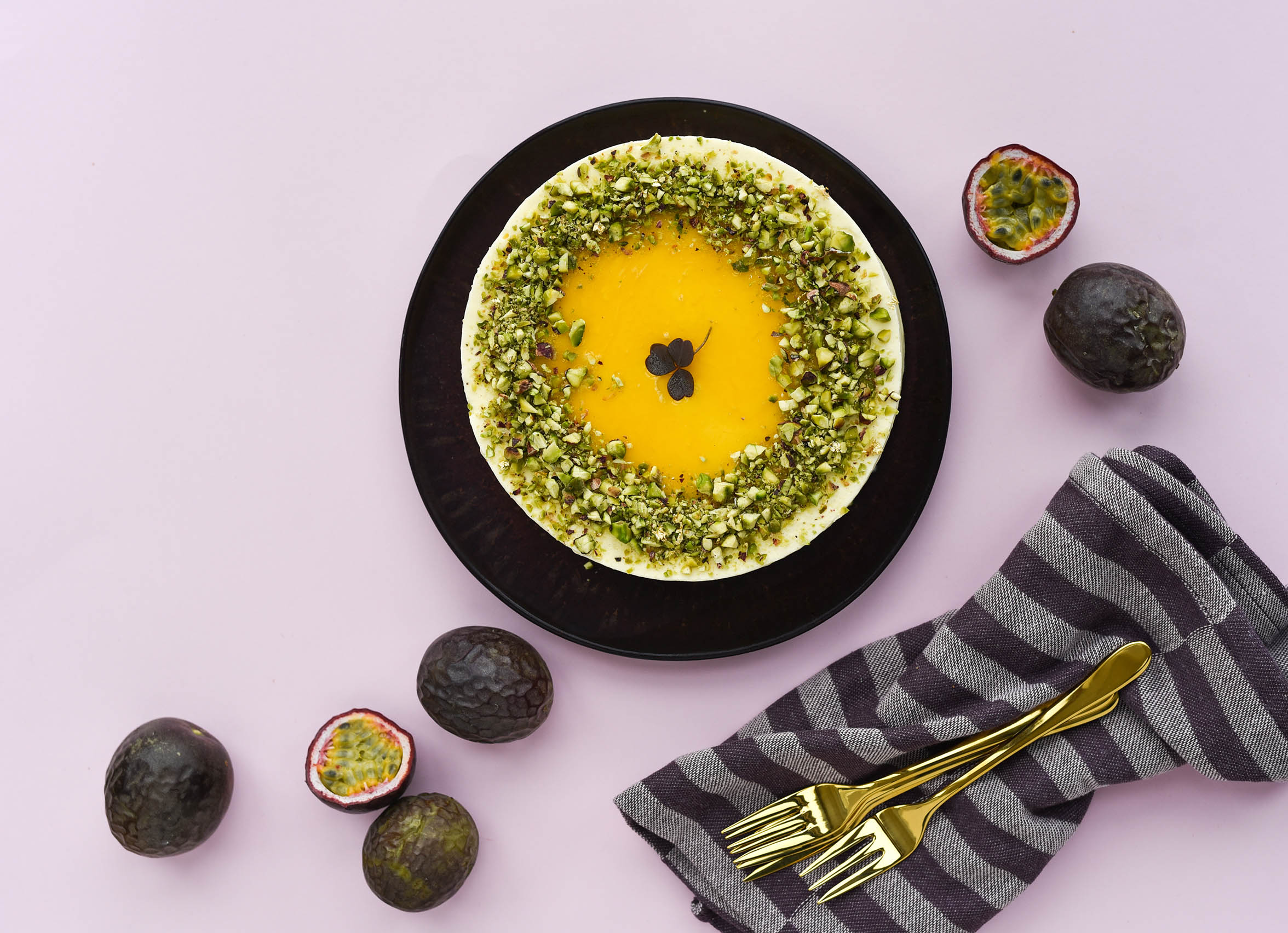 Islagkage med marcipanbunde og passionsfrugtis