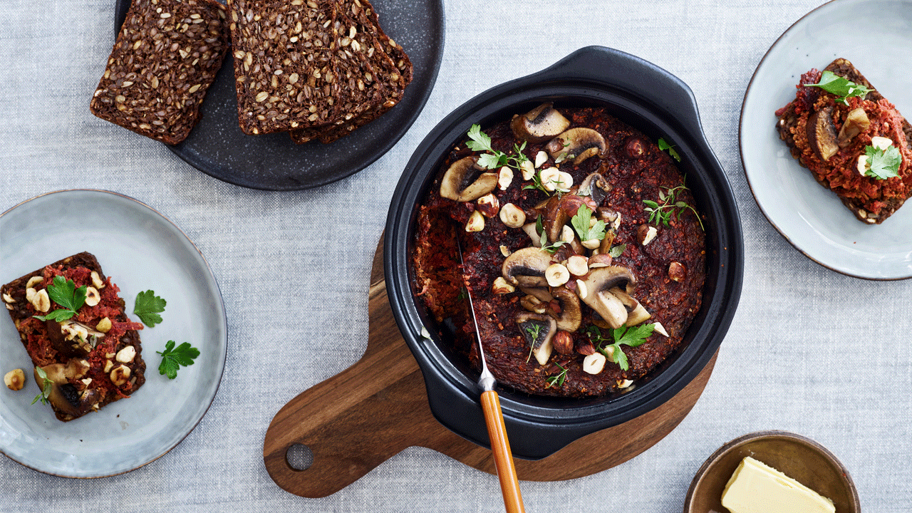 Veggiepostej med rødbede, nødder og svampe