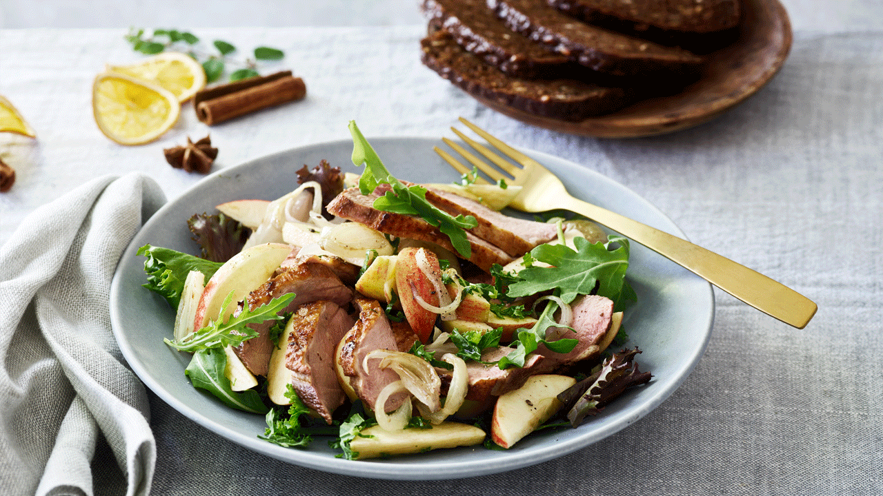 Salat med æble, grønkål og andebryst