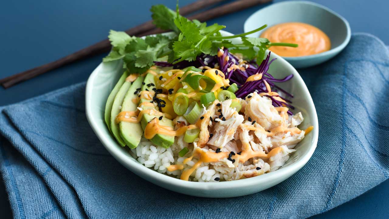 Poke bowl med kylling, kål og chilimayo