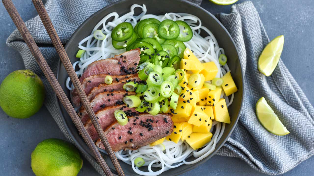 Poke bowl med and, grøn chili og mango