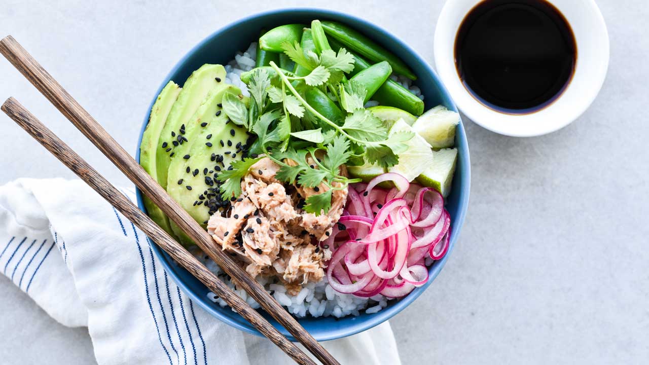 Poke bowl med tun, avocado og syltede rødløg