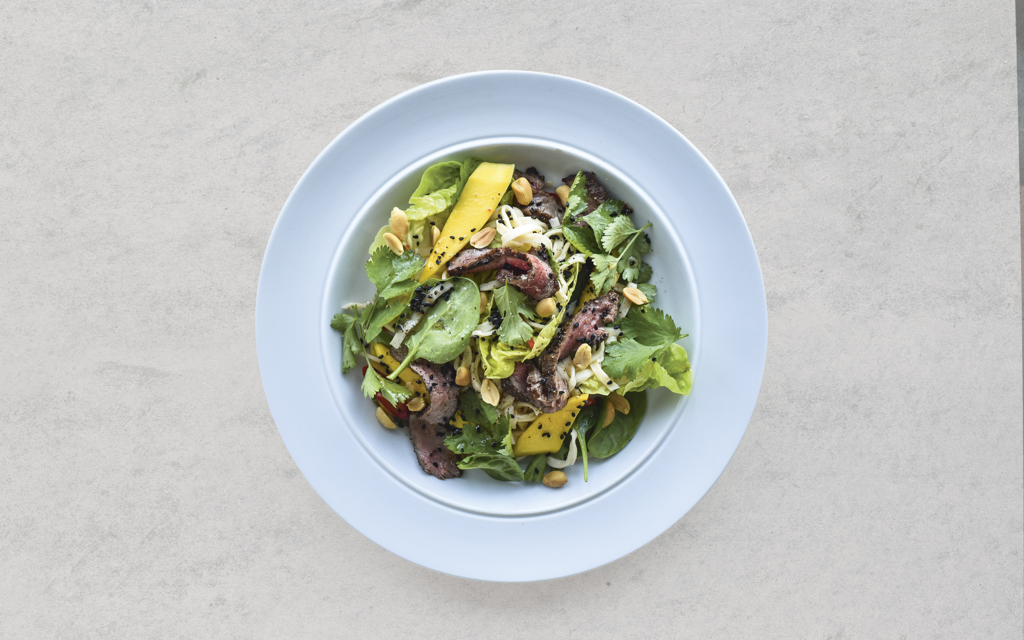 Steaksalat med sursød dressing