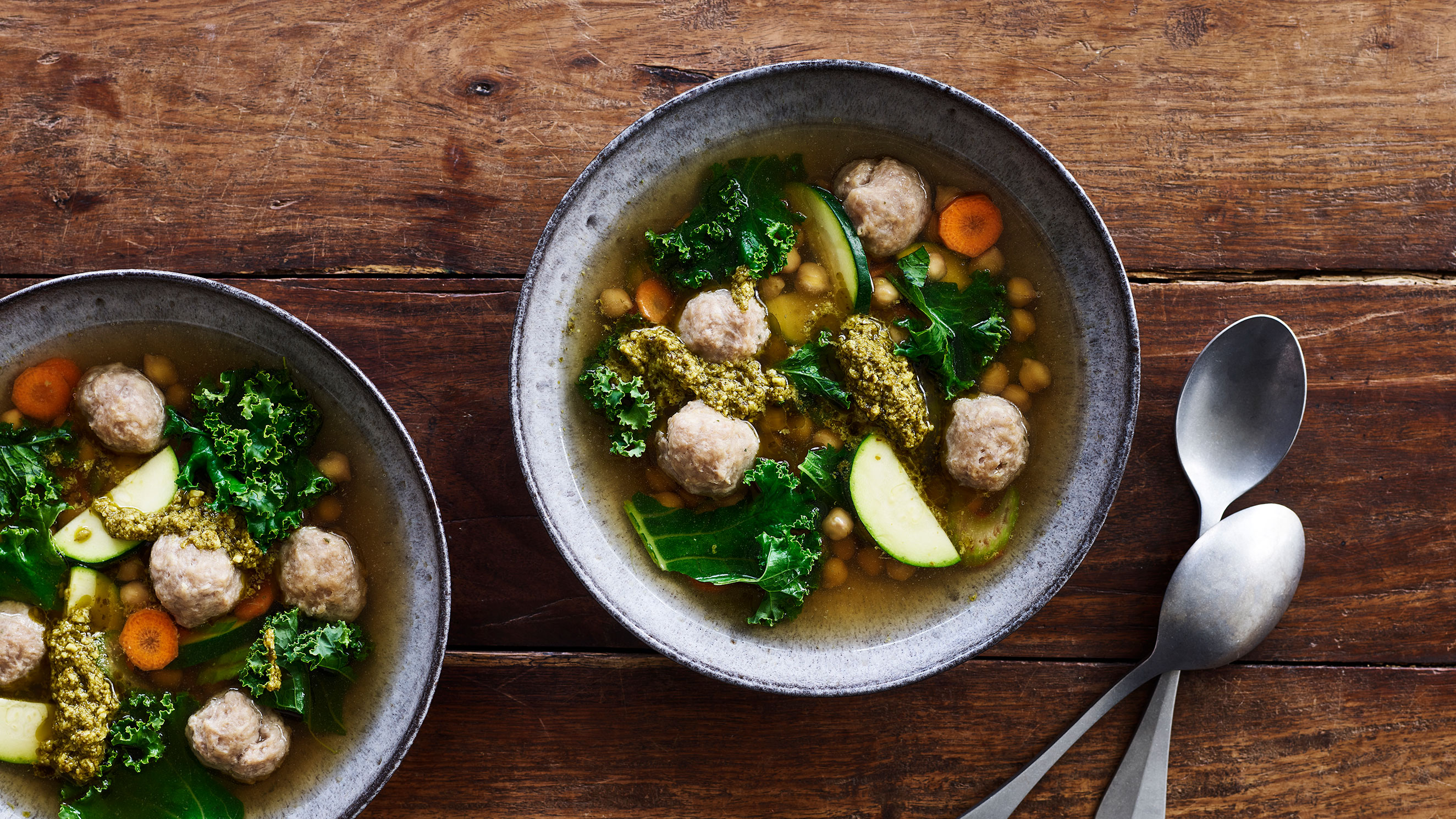 Klar suppe med hurtige kødboller, kikærter og grønkål