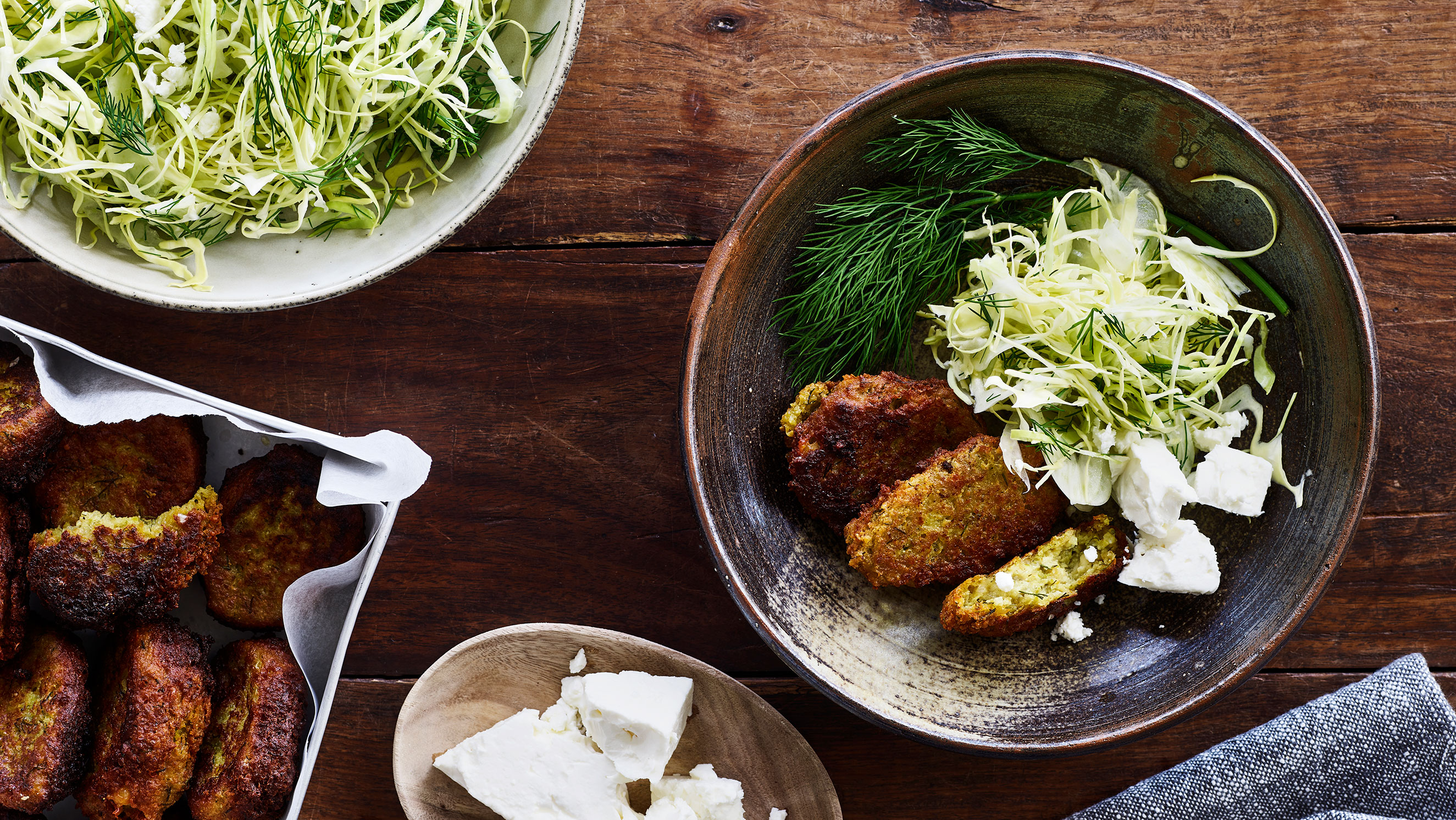 Dild-ærtedeller og spidskål-fennikel-salat