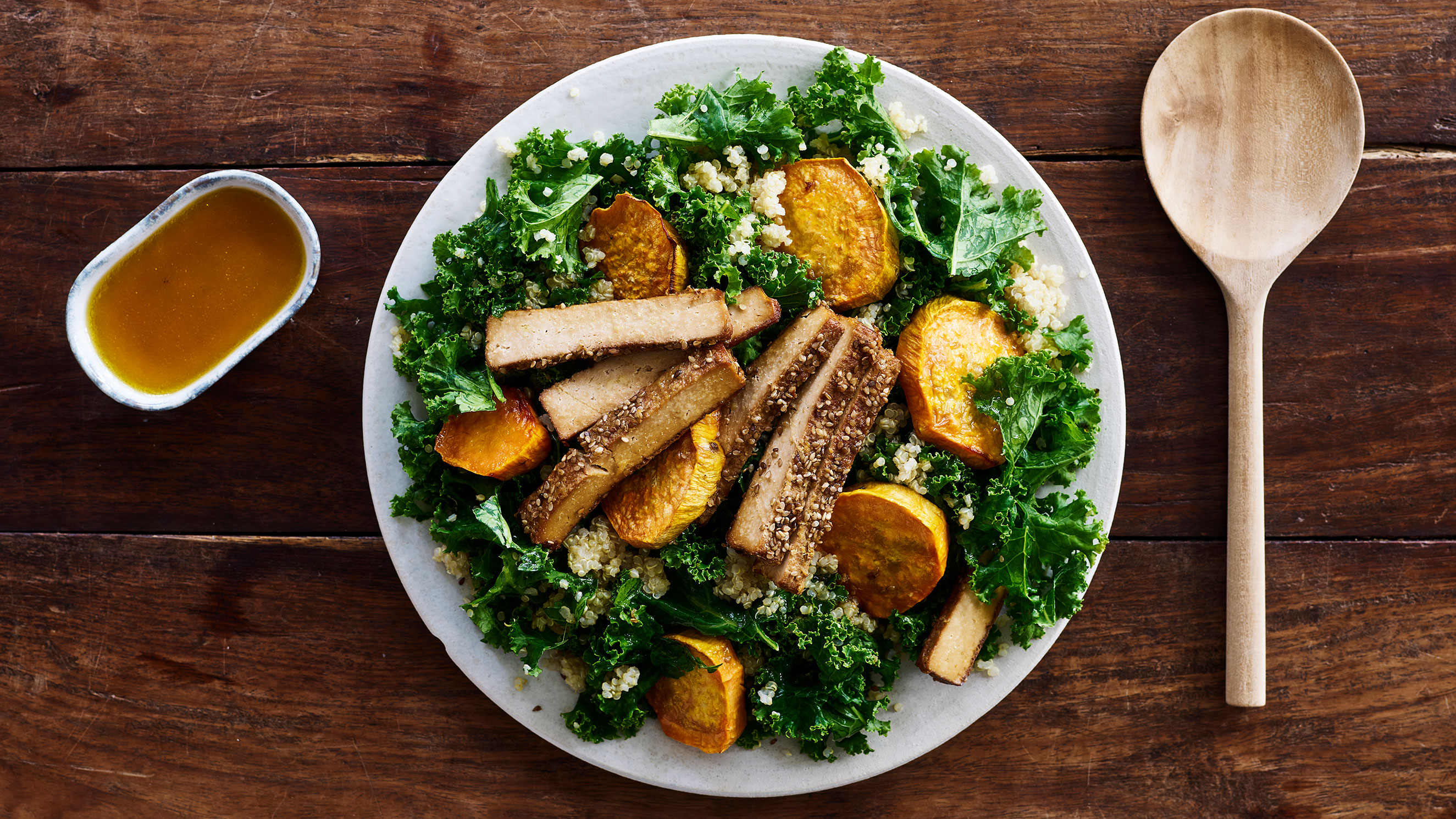 Lun quinoasalat med sød kartoffel og bagt tofu