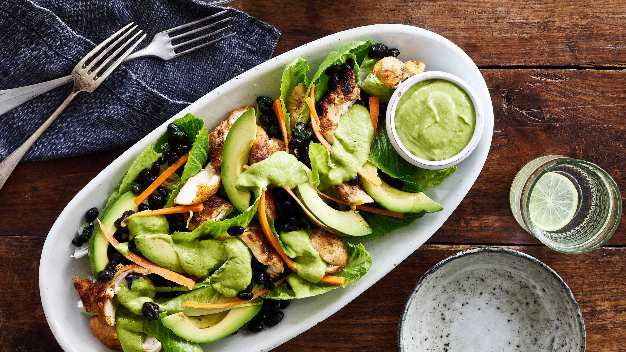 Mexisalat med spicy kylling, bønner og avocado