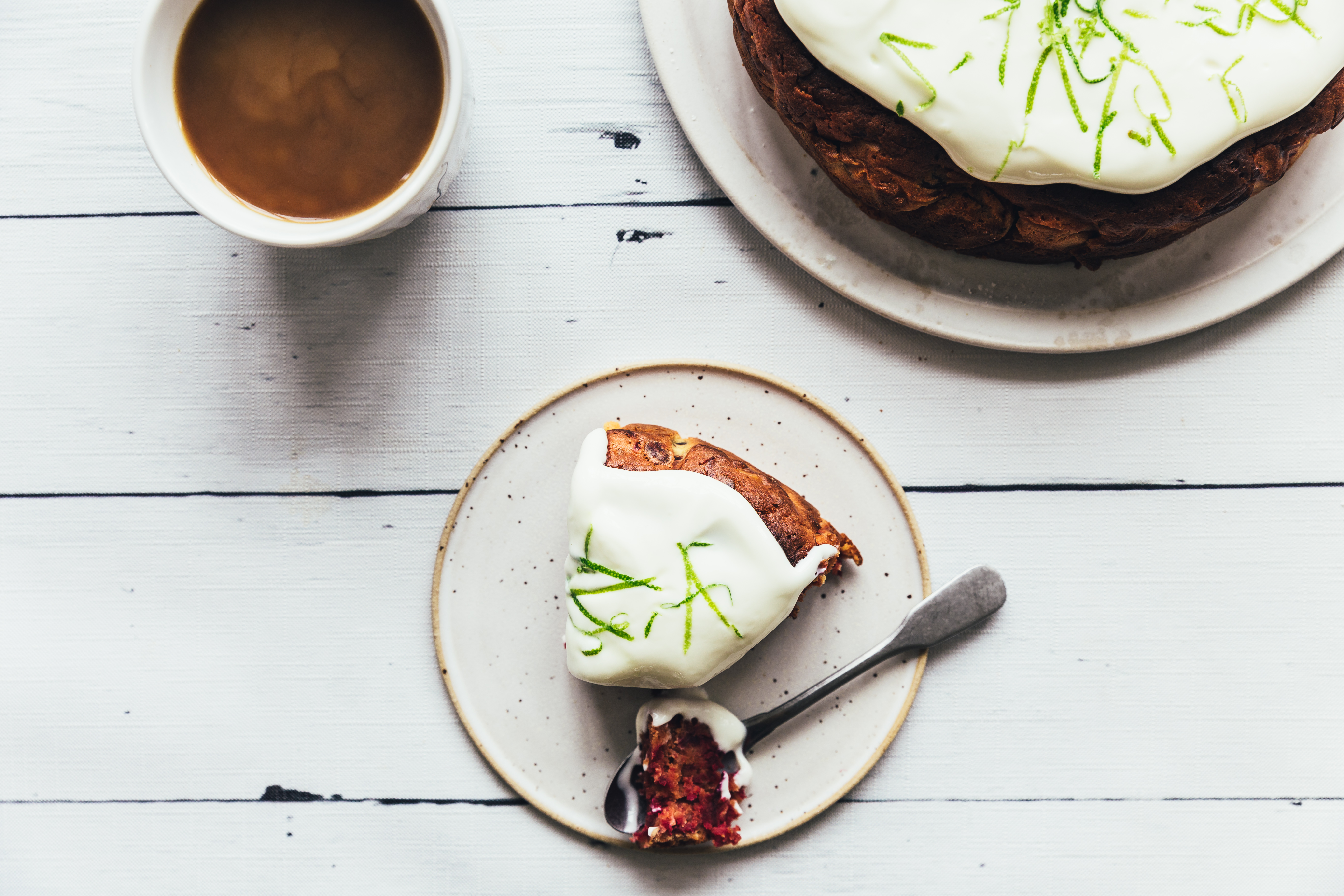 Rødbede-ingefær kage med skyr-frosting