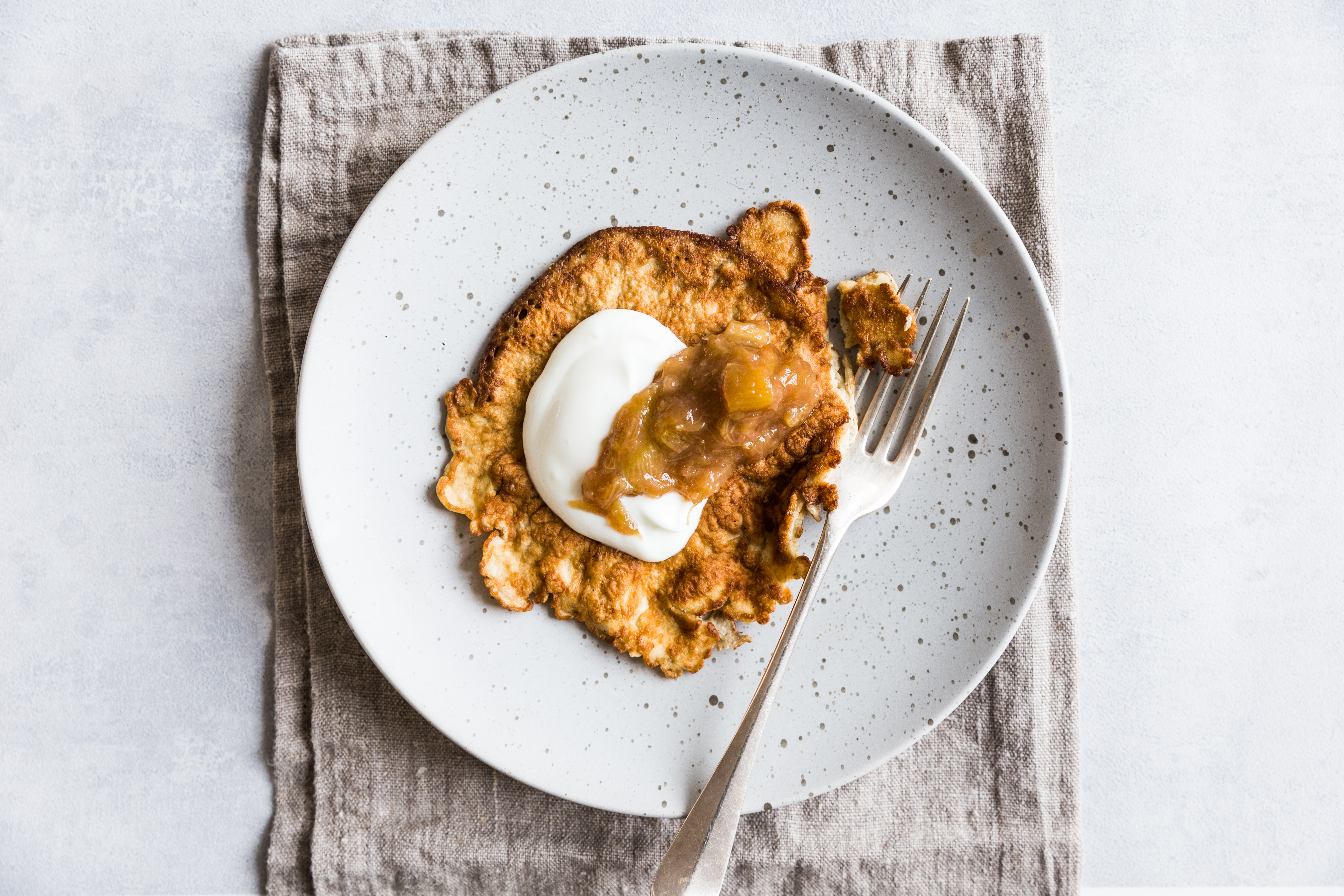 Fluffy morgenmadsomeletter med skyr-rabarber topping