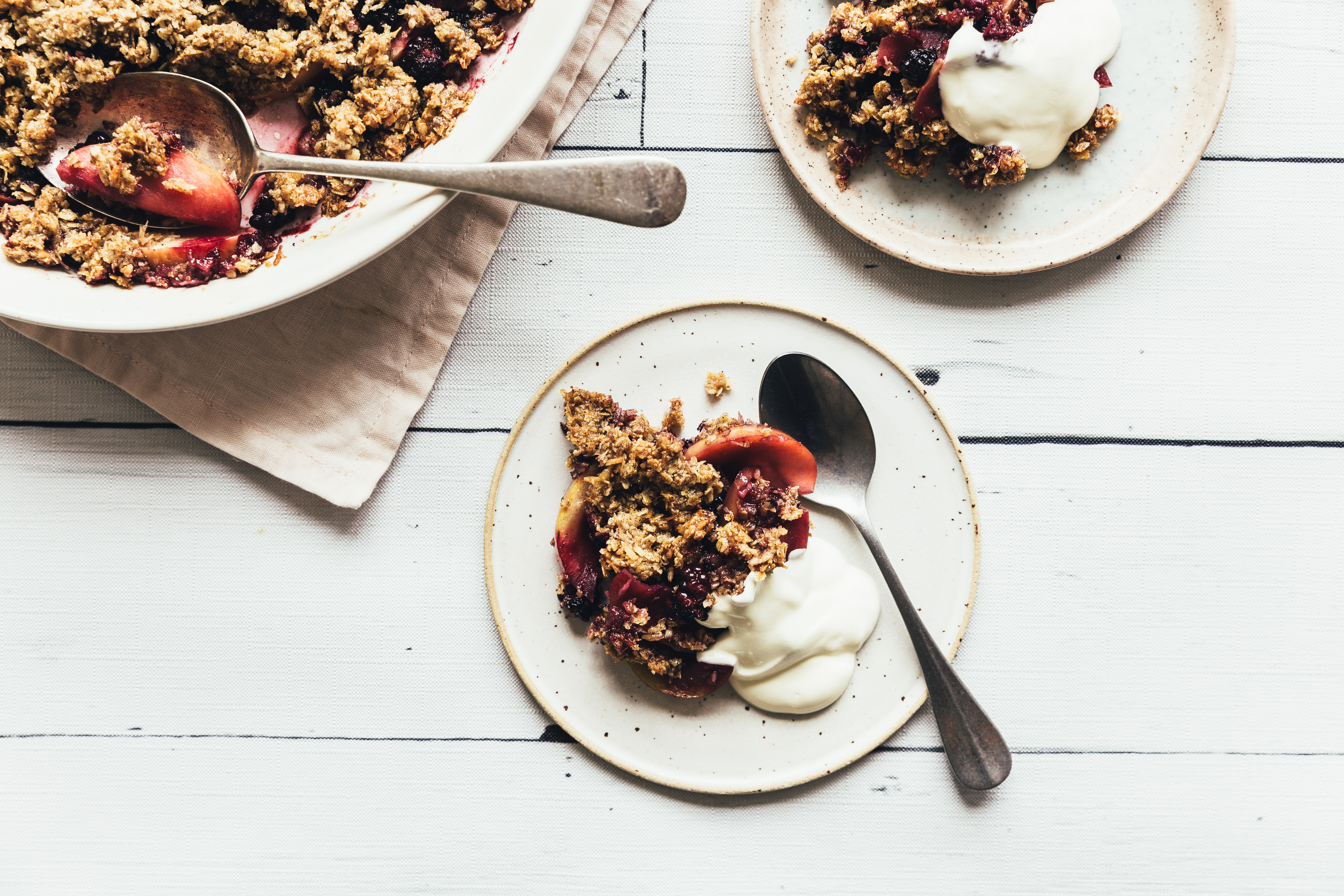 Vanilje-crumblekage med æbler og brombær